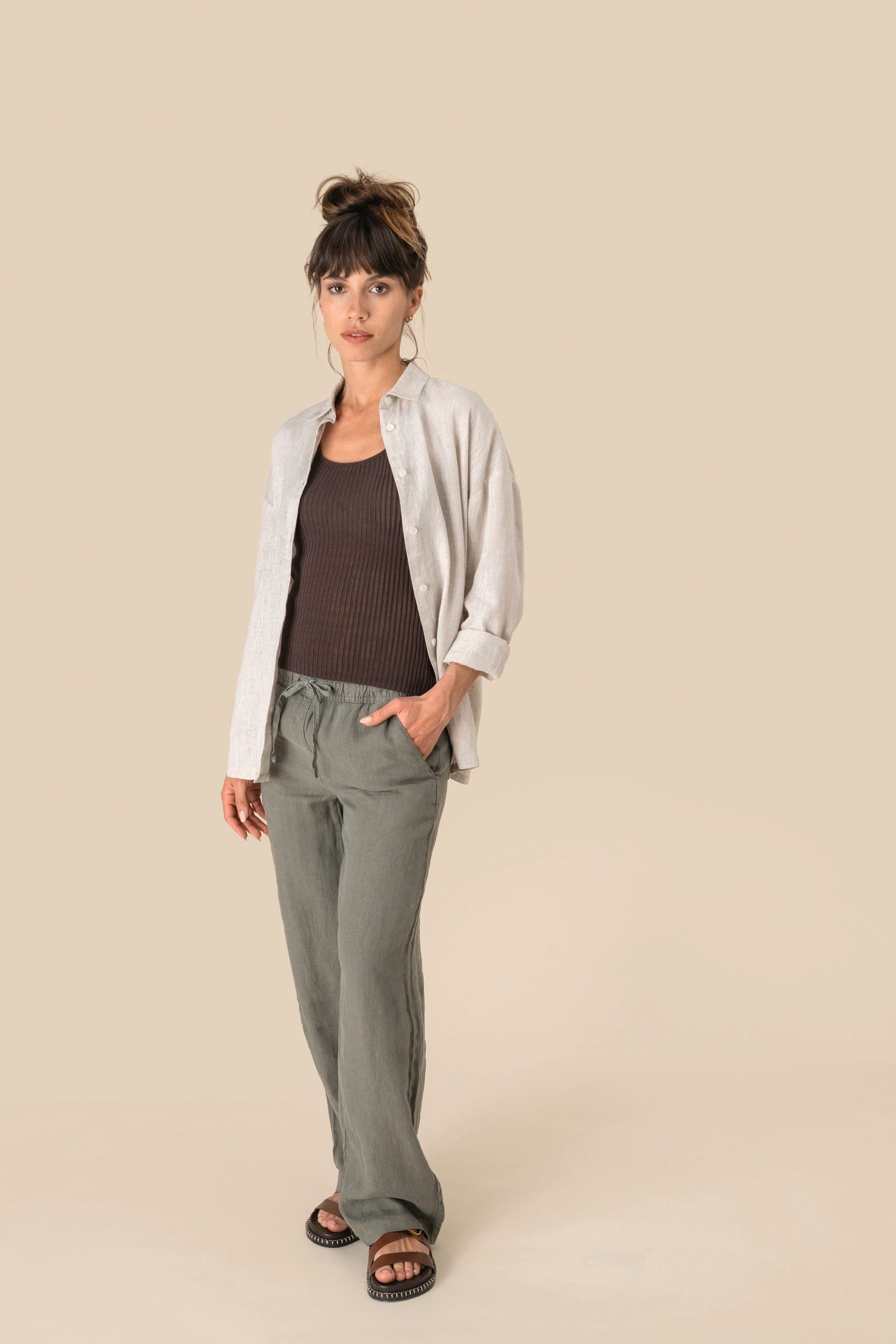 Pantalon délavé en lin femme en situation