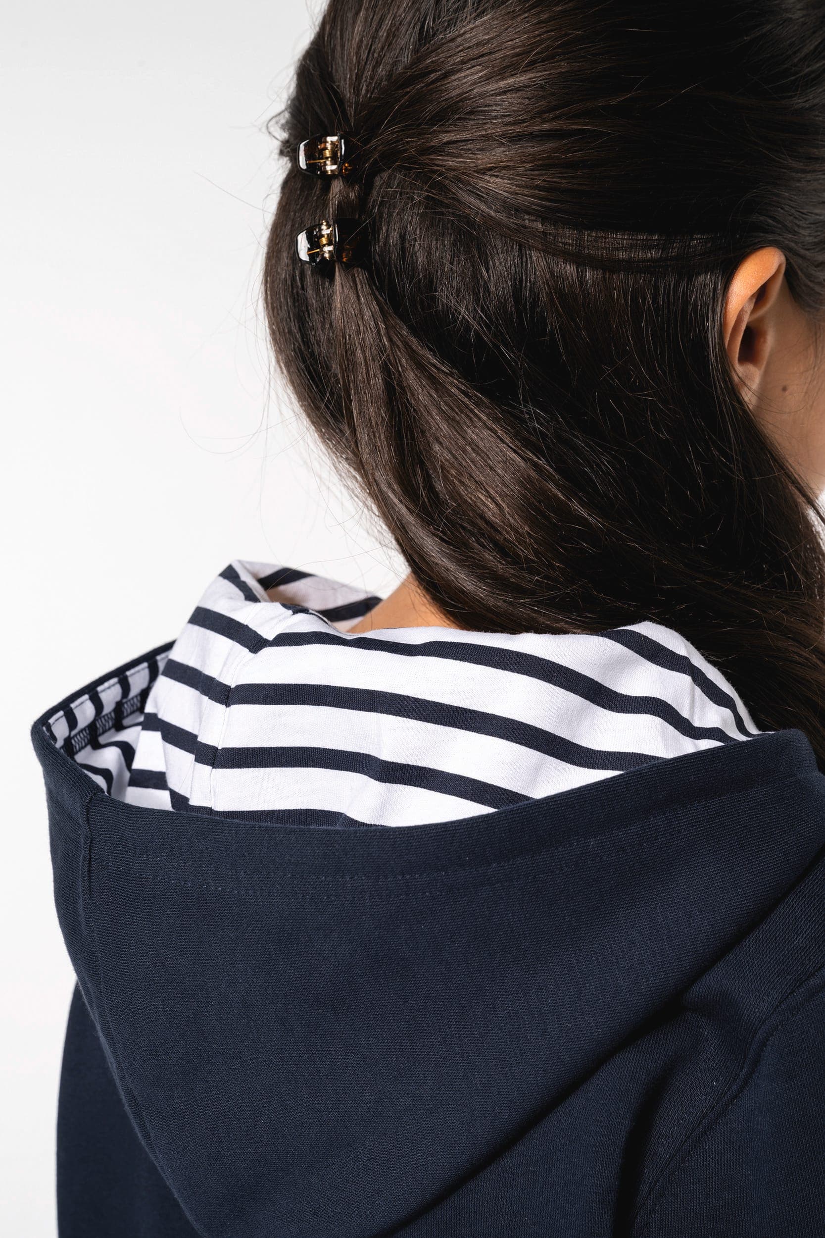 Sweat-shirt à capuche contrastée à motifs enfant unisexe en situation