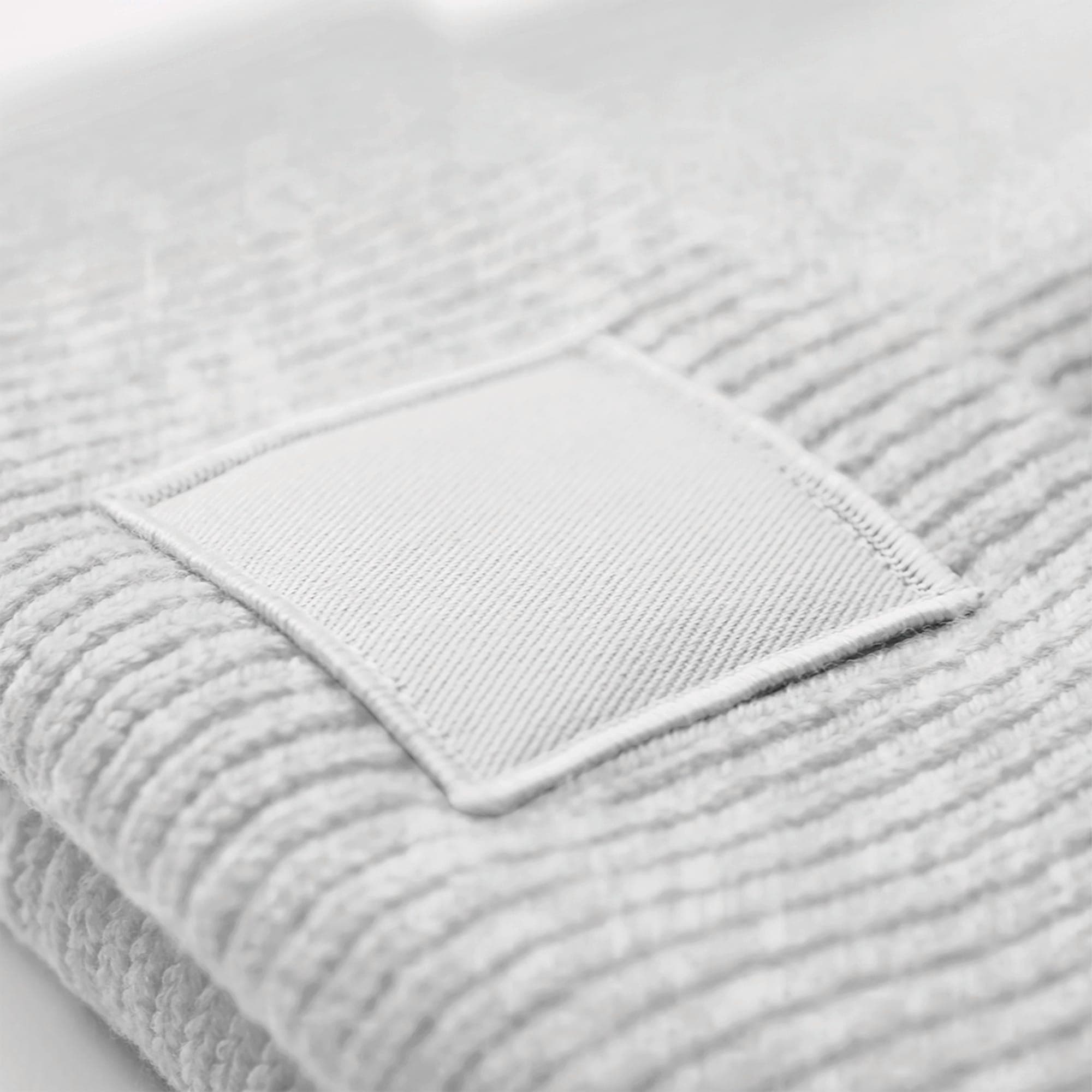 DEEP CUFFED TONAL PATCH BEANIE en situation
