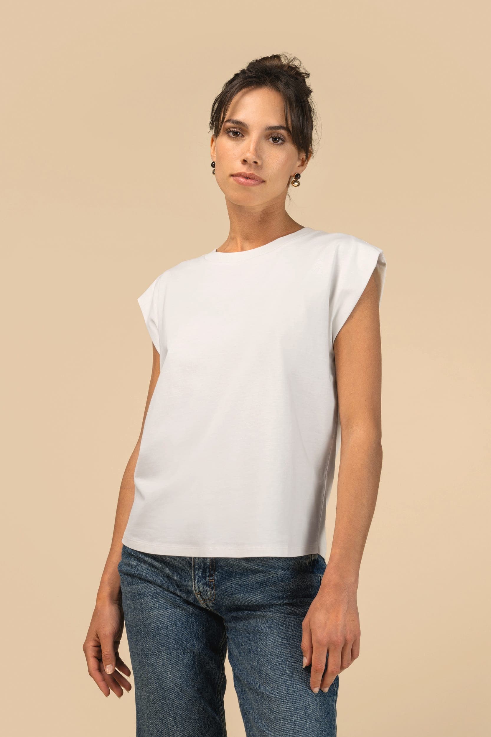T-shirt écoresponsable sans manches à épaulettes femme en situation