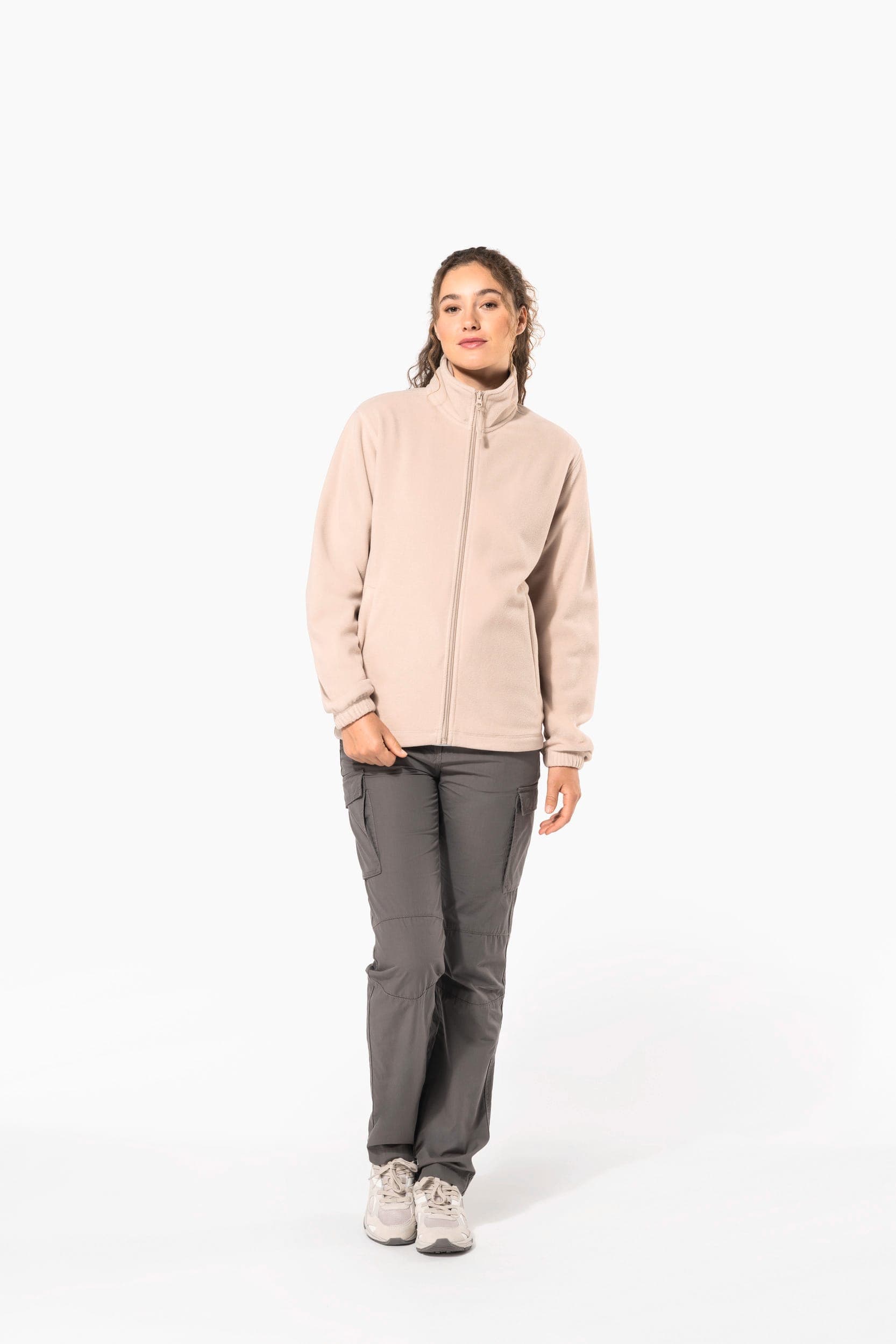 Veste polaire ajustable à poignets élastiqués en situation