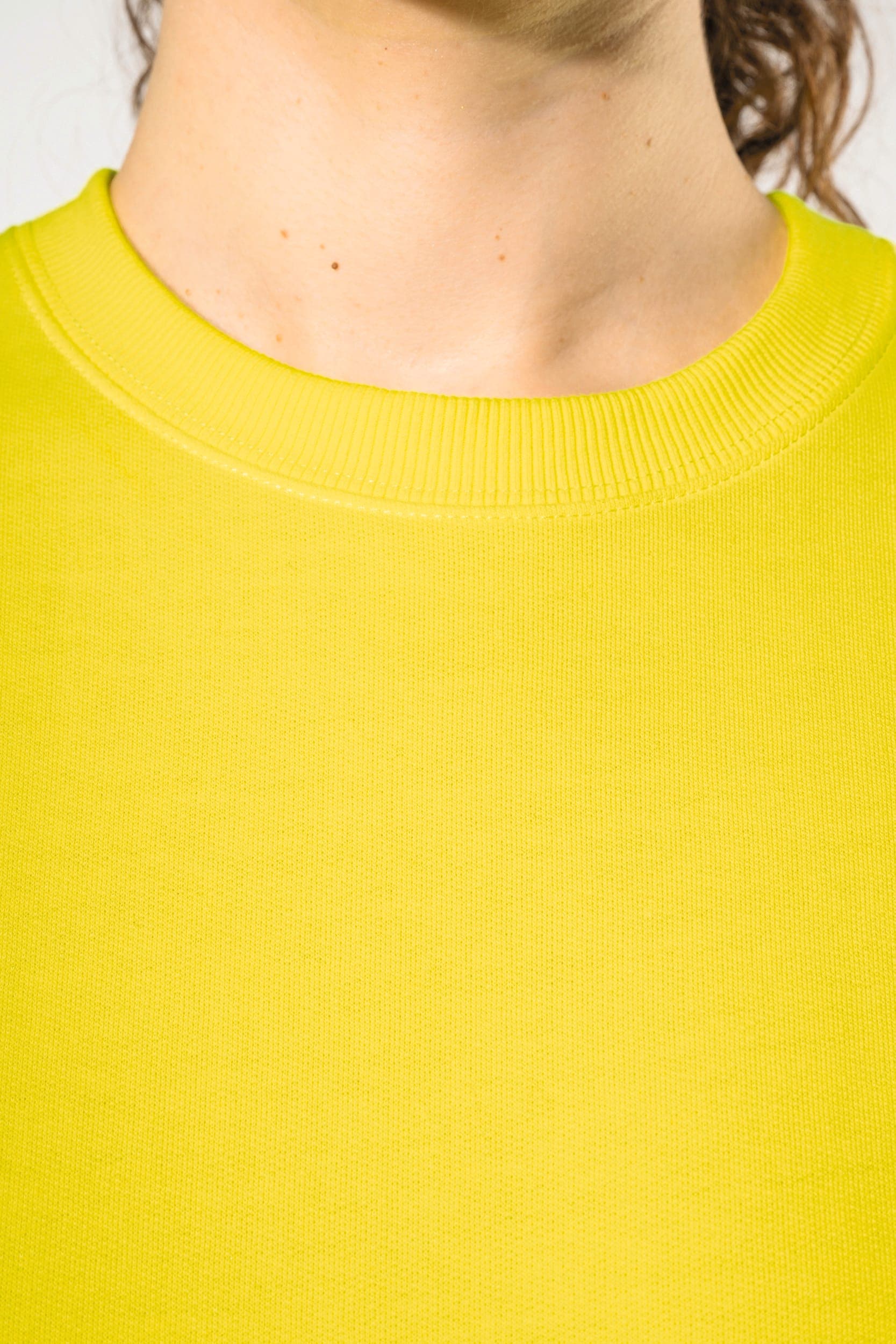 Sweat-shirt recyclé col rond unisexe en situation
