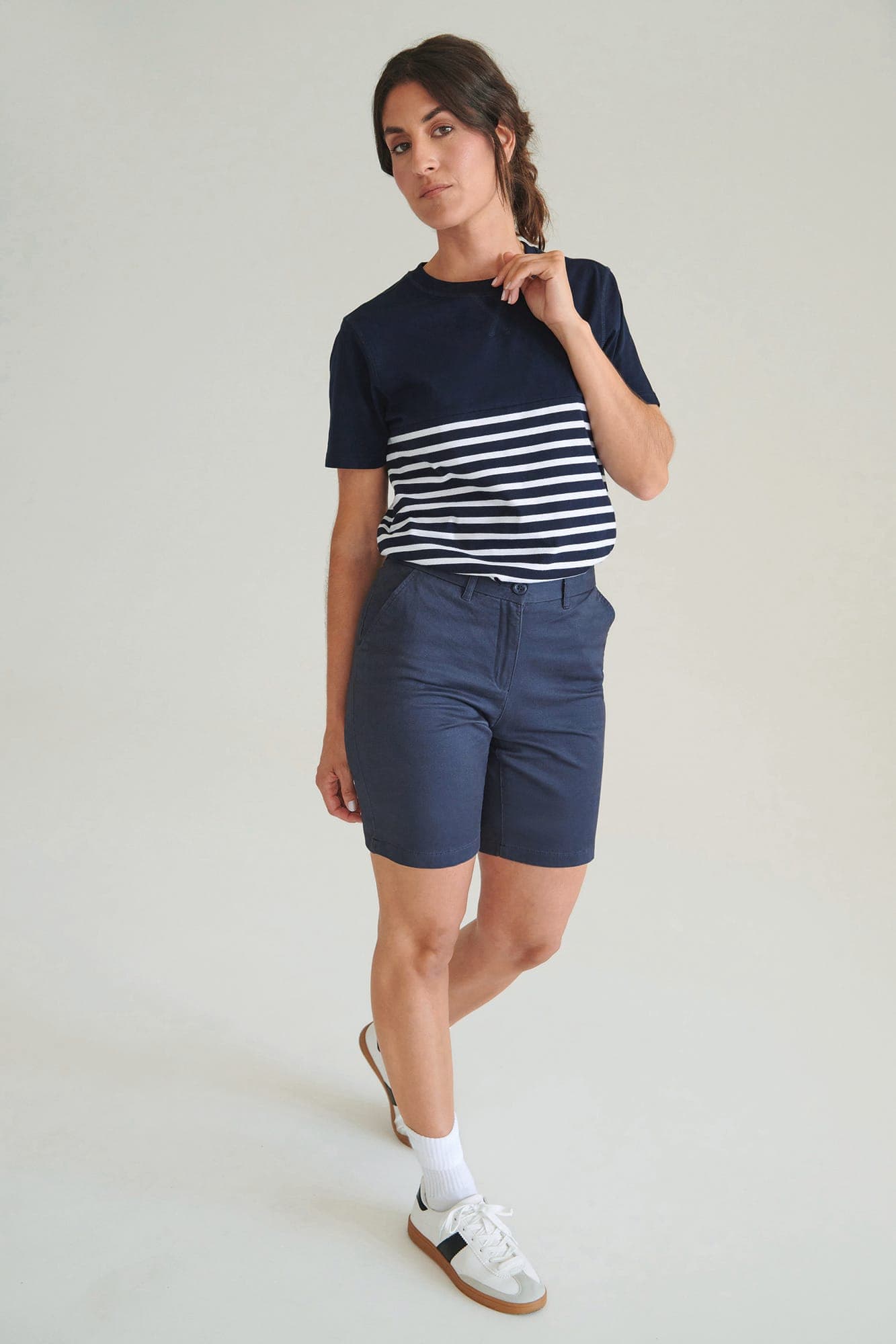 Short Chino Stretch Femme en situation