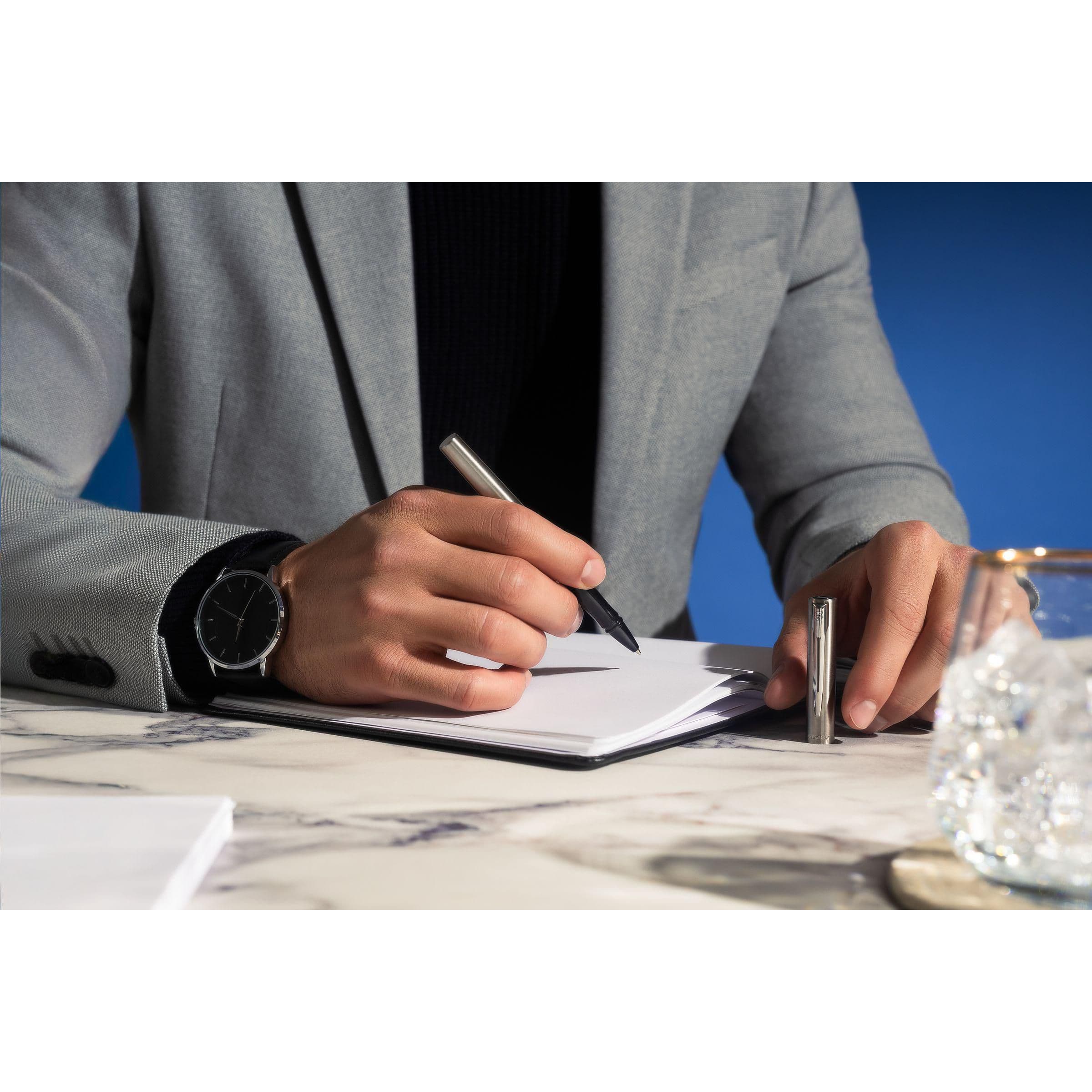 Waterman Graduate Chrom CT Stylo Roller - encre noire en situation
