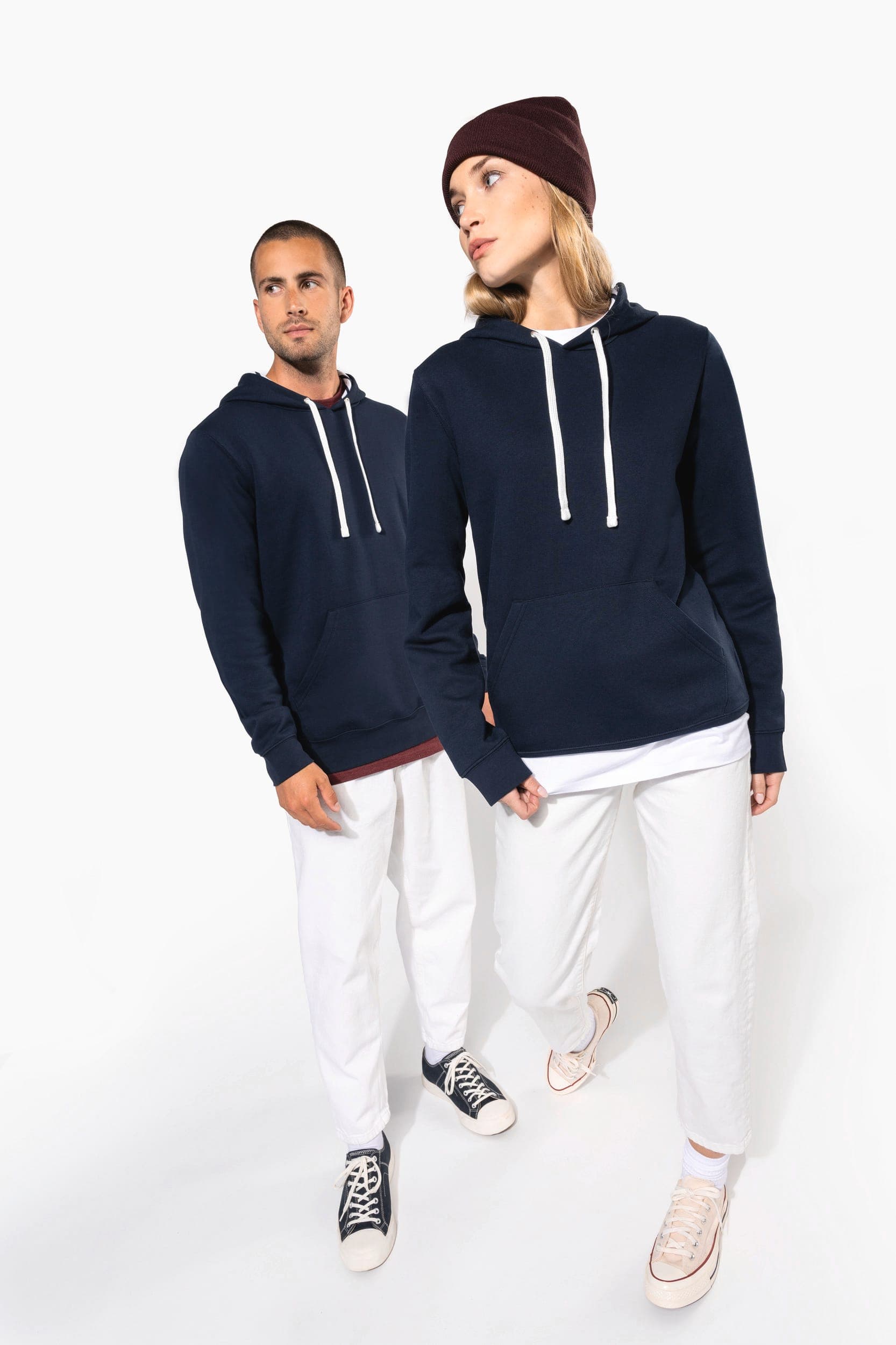 Sweat-shirt à capuche contrastée à motifs unisexe en situation