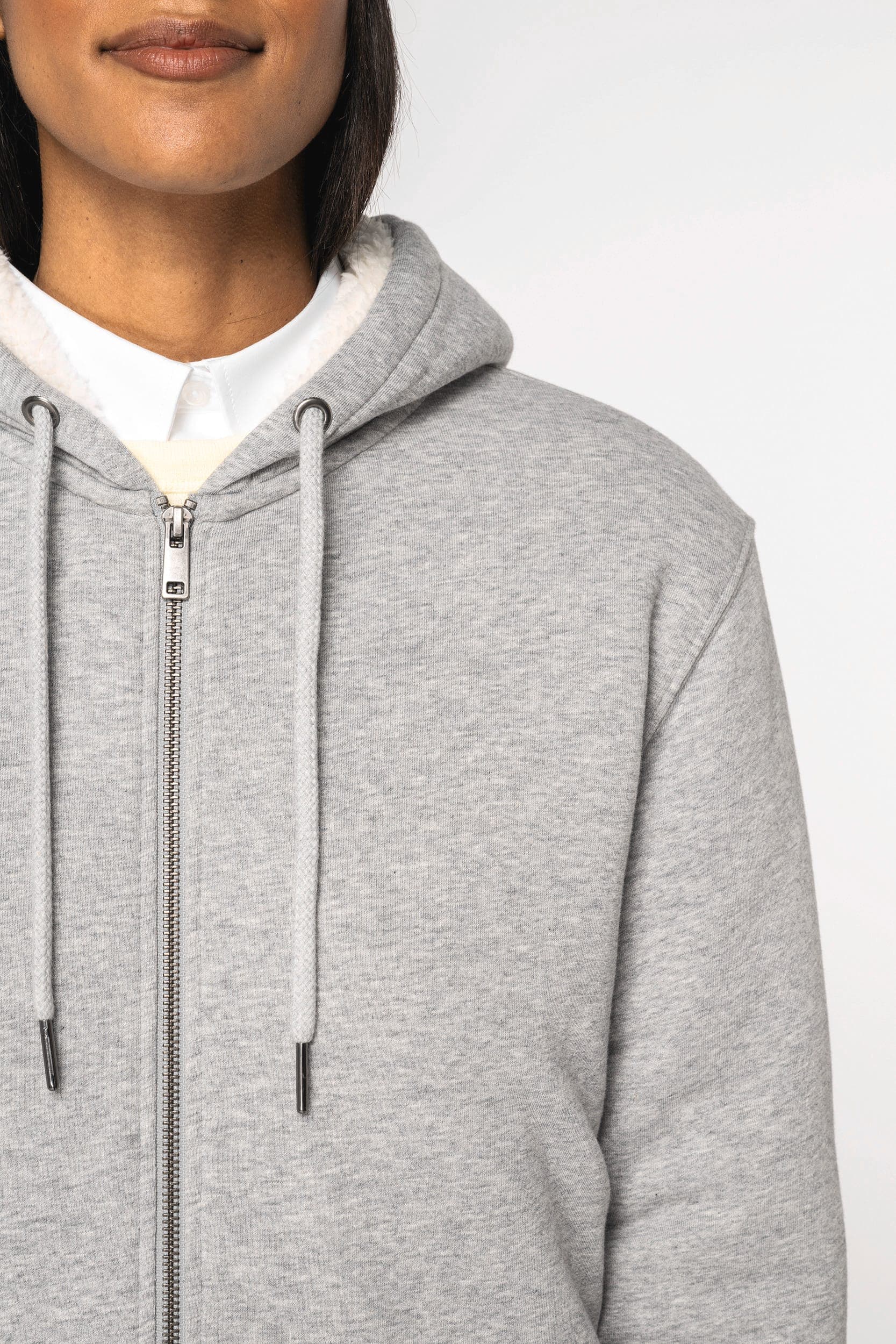 Sweat-shirt écoresponsable zippé doublé en sherpa unisexe en situation