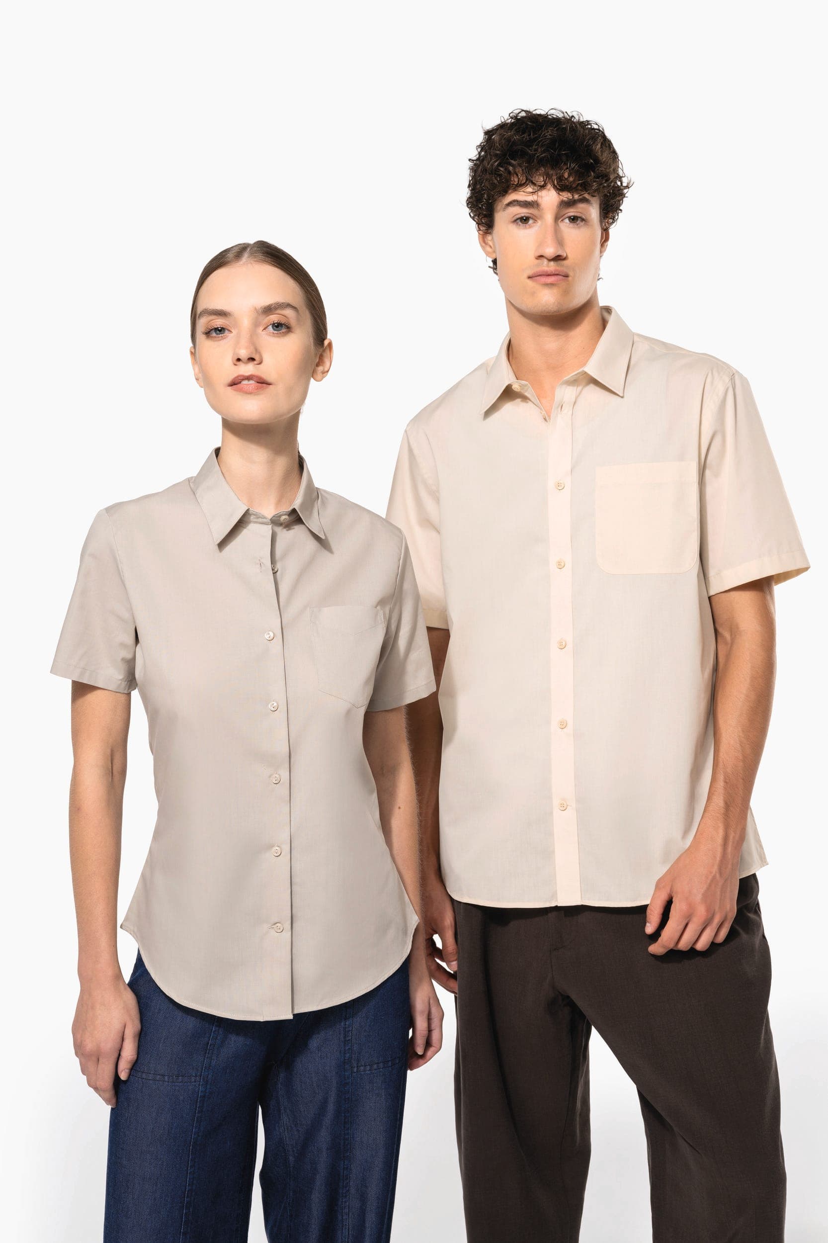 Chemise popeline polycoton manches courtes entretien facile homme en situation