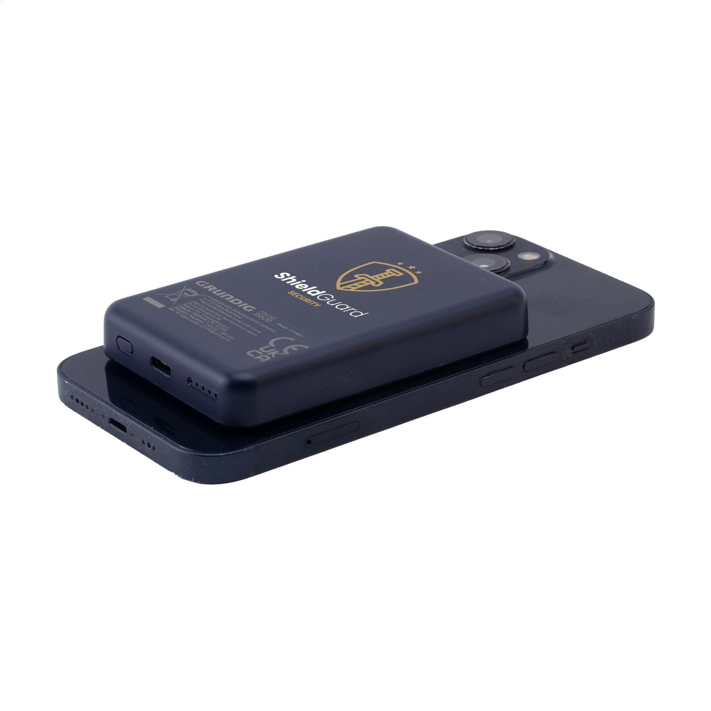 Batterie externe sans fil magnétique Grundig Mini 5000 mAh en situation
