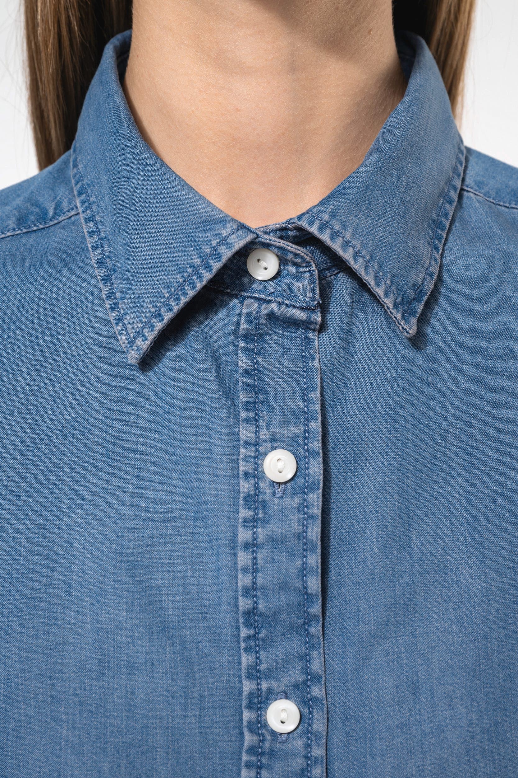 Chemise denim femme en situation
