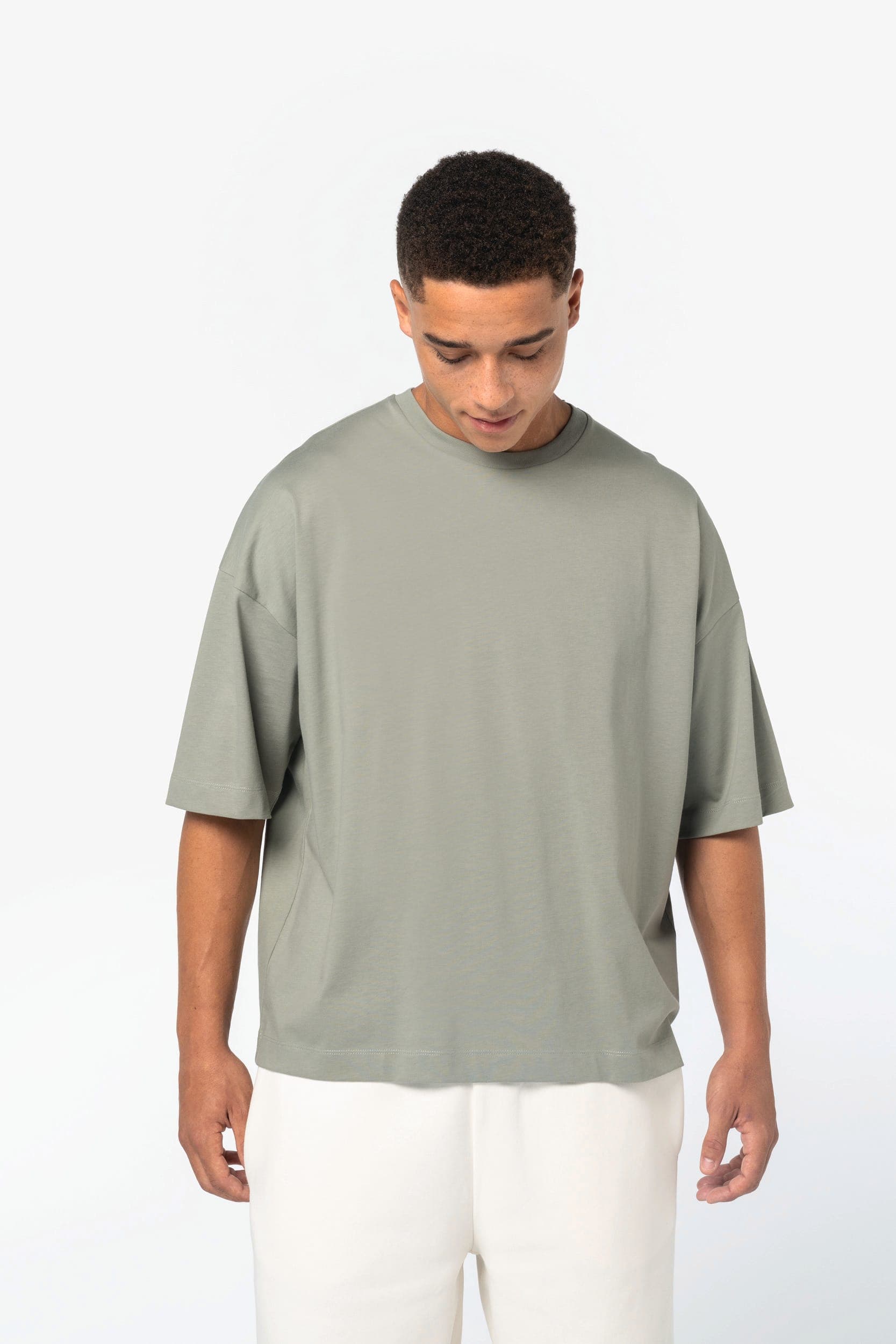 T-shirt écoresponsable boxy à épaules tombantes homme en situation