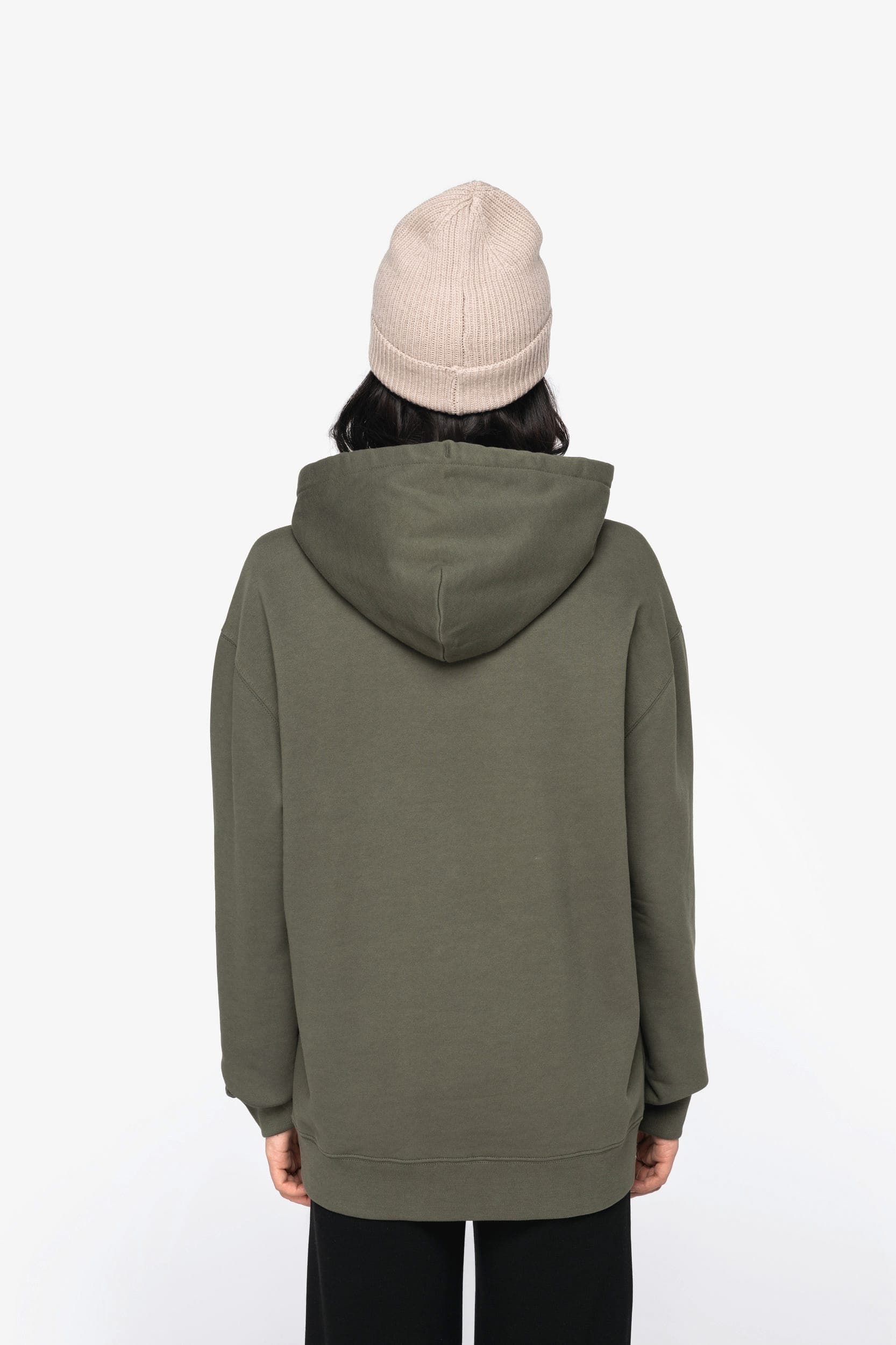 Sweat-shirt écoresponsable à capuche à épaules tombantes molleton gratté unisexe en situation
