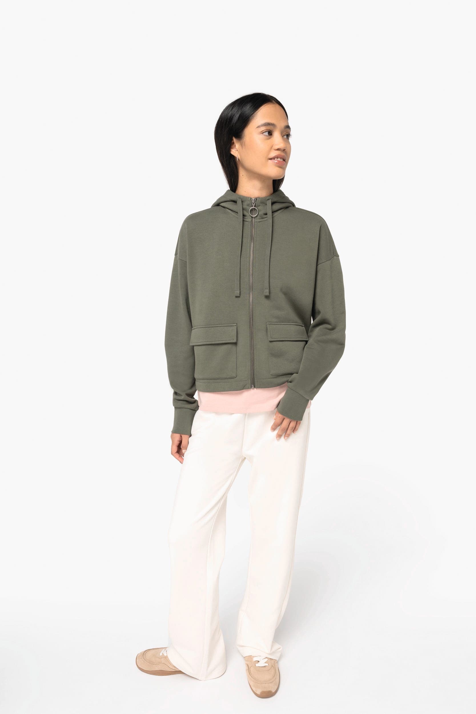 Sweat-shirt écoresponsable zippé à capuche French Terry femme en situation