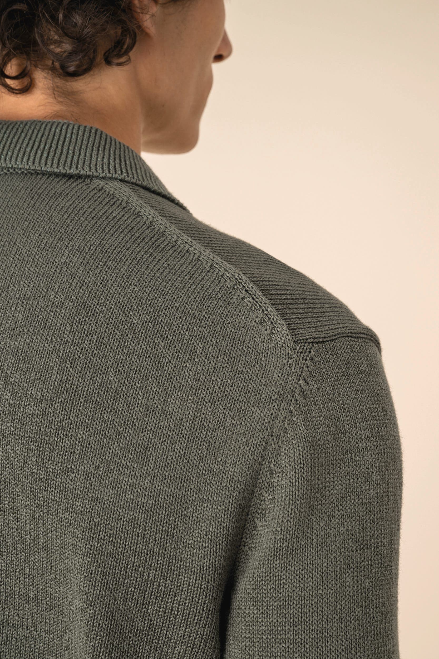 Pull homme à col polo en situation