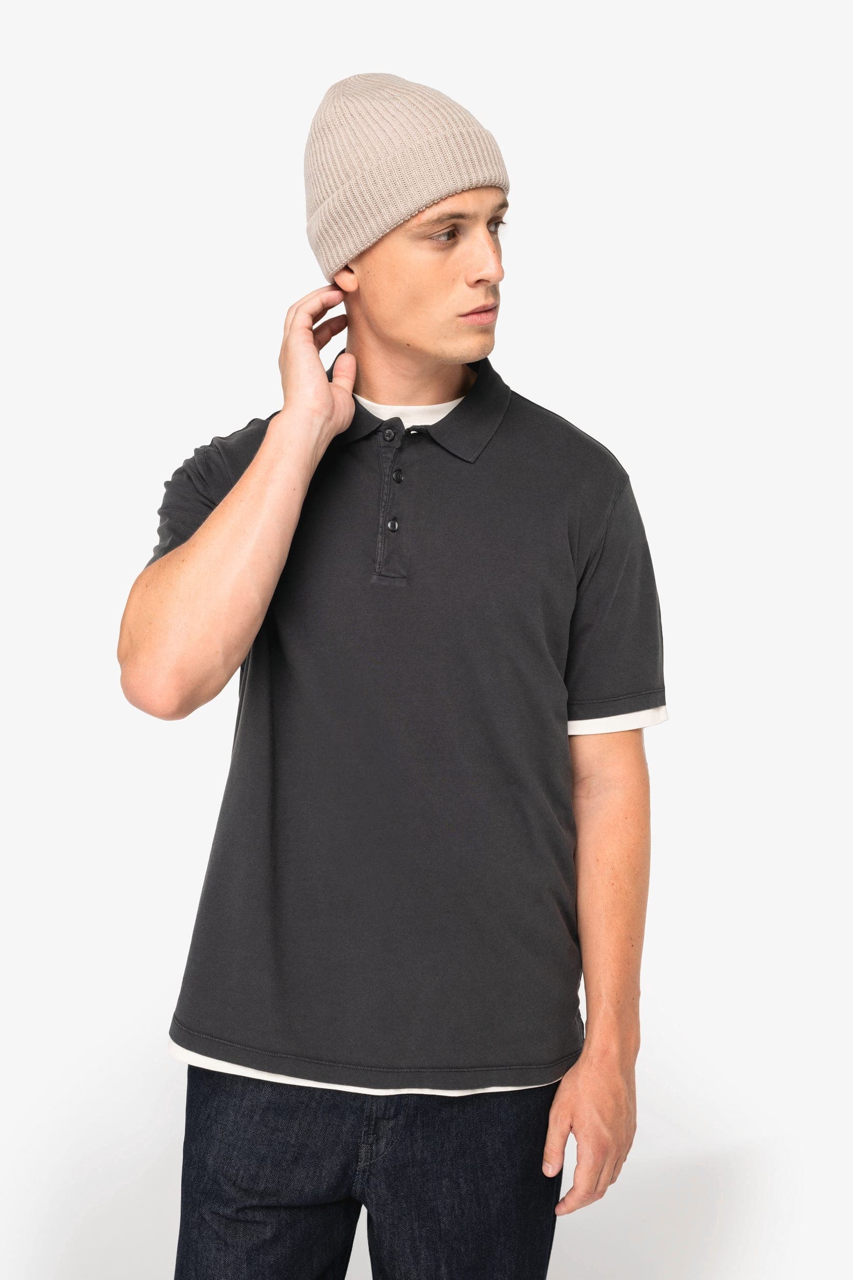 Polo écoresponsable délavé en jersey homme en situation