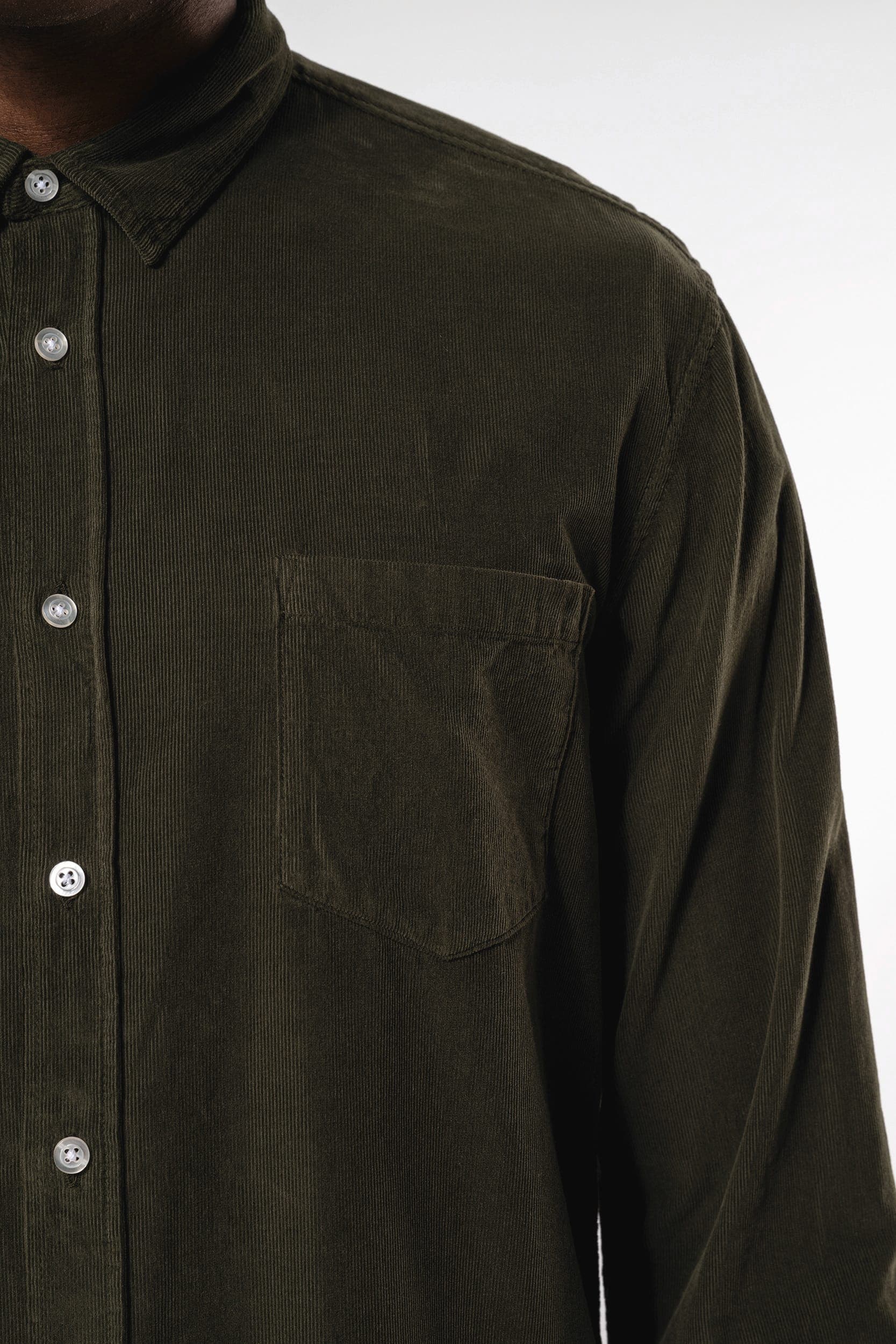 Chemise manches longues en velours homme en situation