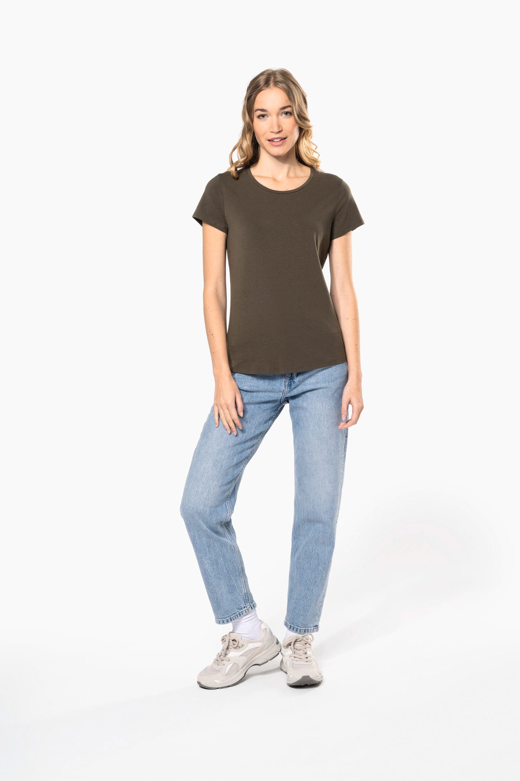 T-shirt col rond manches courtes femme en situation