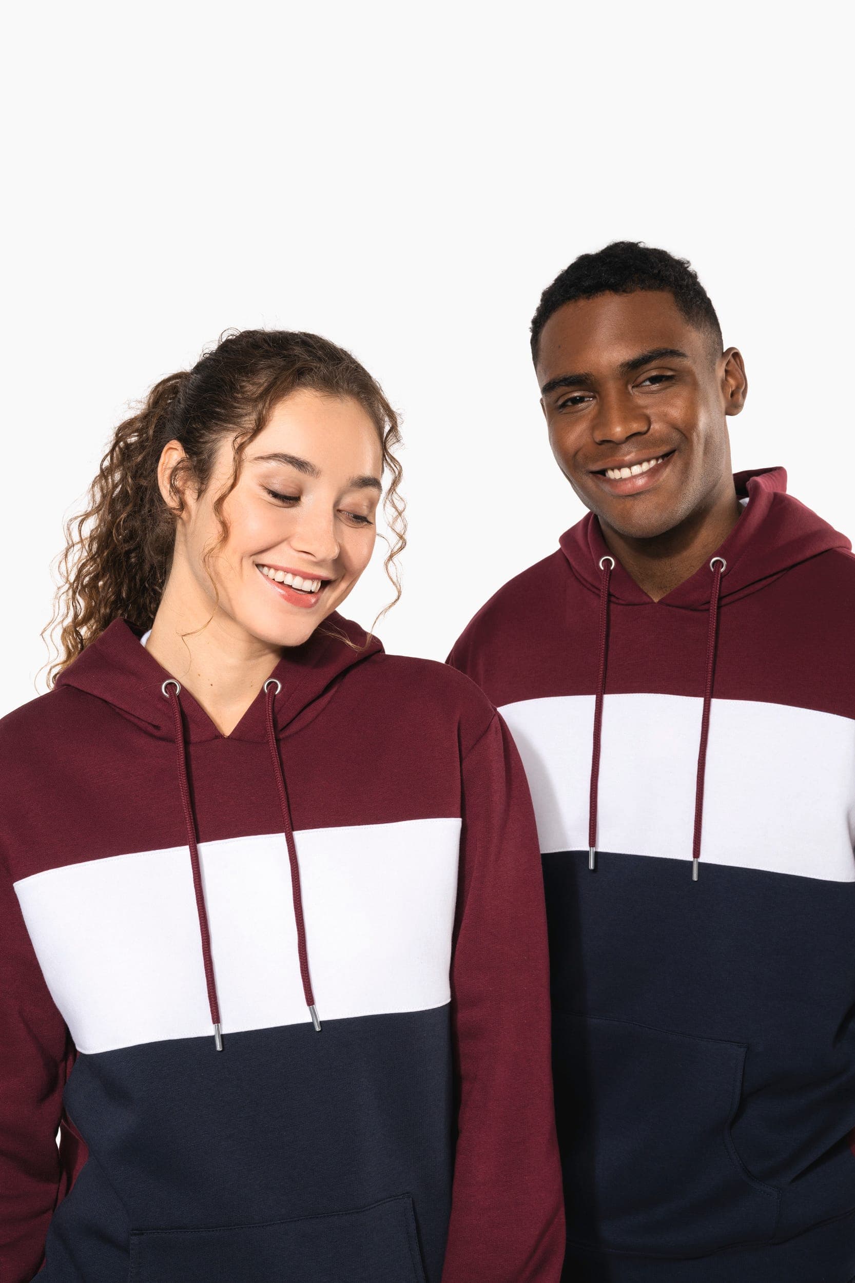 Sweat-shirt tricolore à capuche unisexe en situation