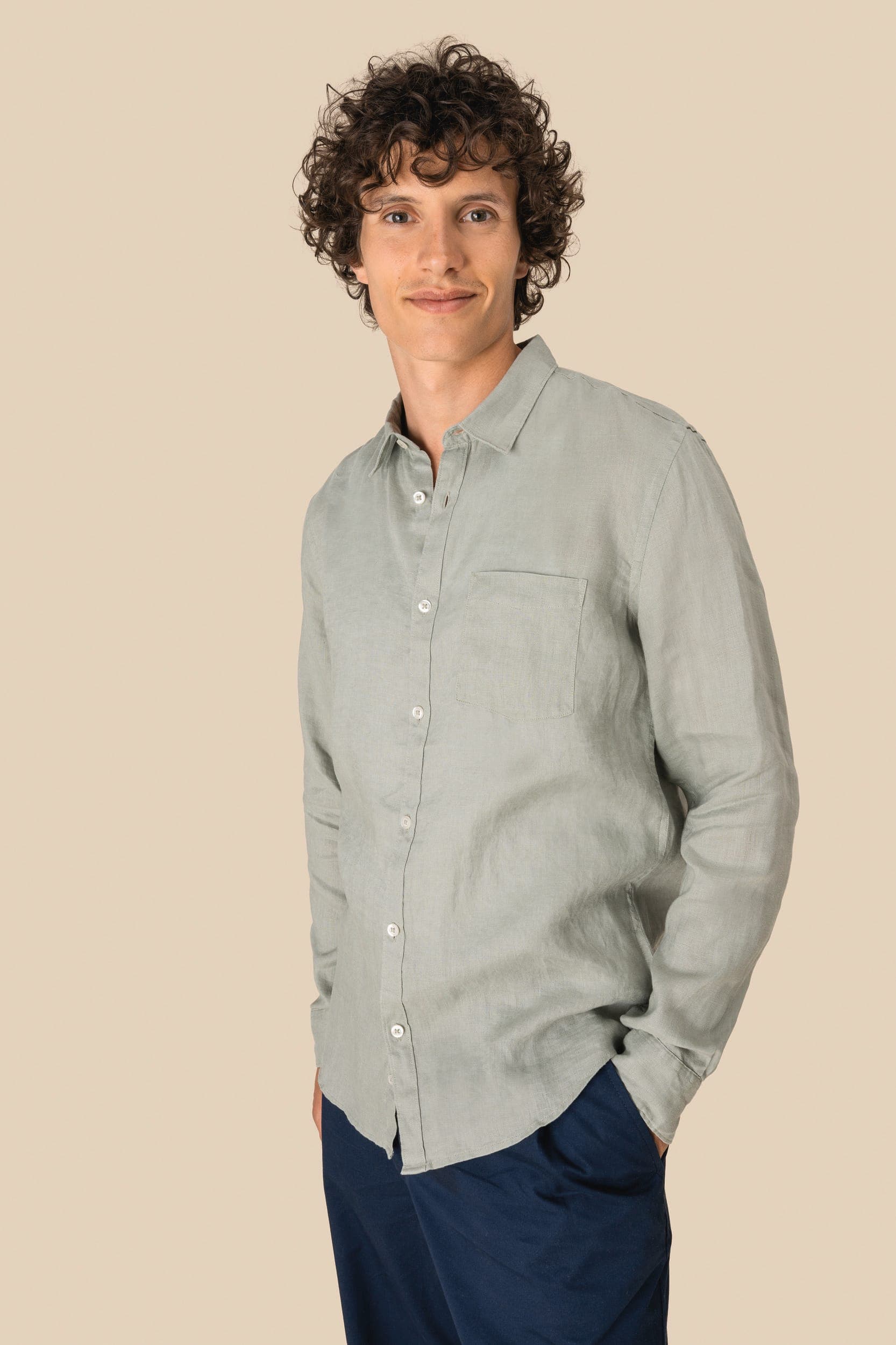 Chemise en lin homme en situation