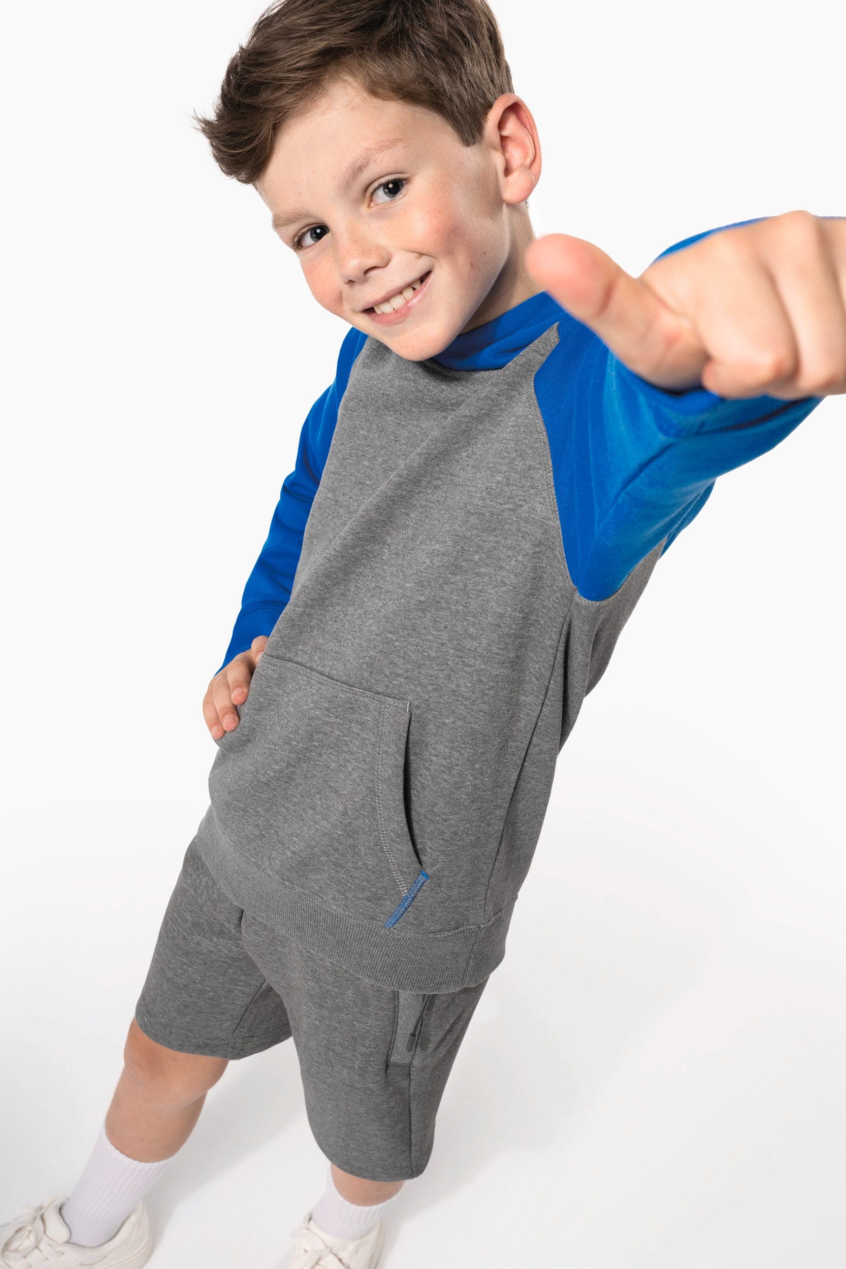 Sweat-shirt capuche bicolore enfant en situation