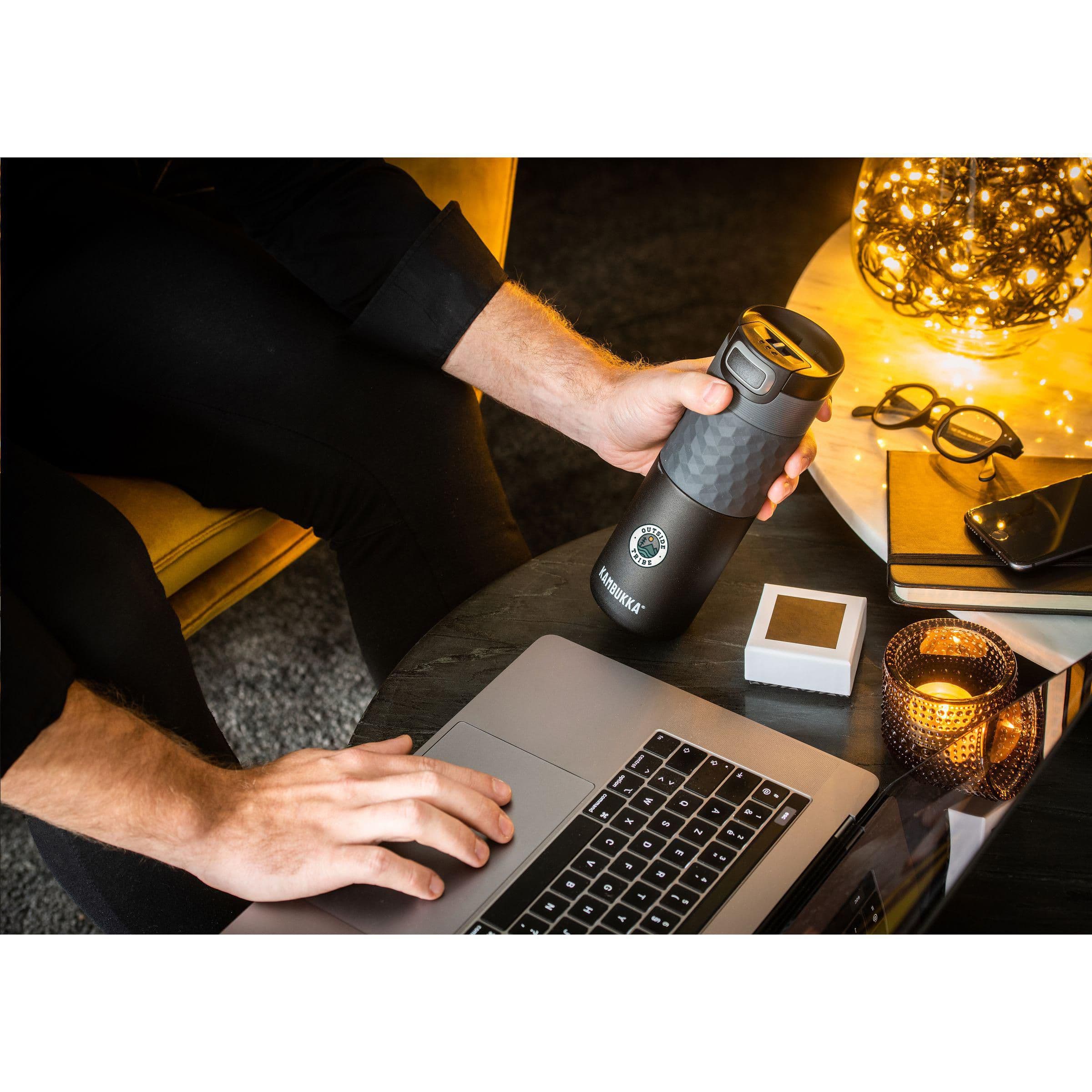 Gobelet thermos Kambukka® Etna Grip 500 ml en situation