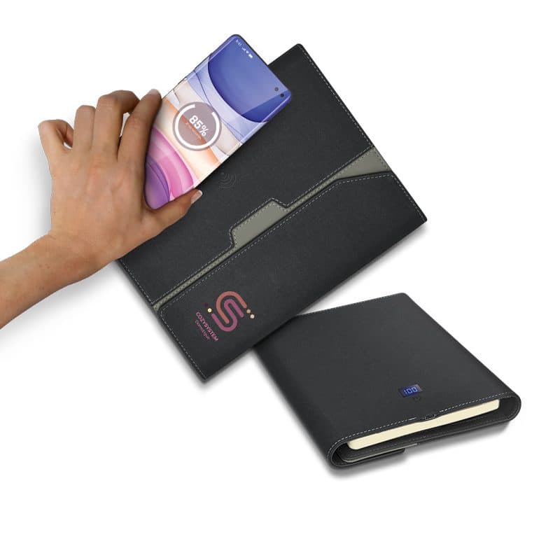 CONFERENCIER A5 AVEC CHARGEUR A INDUCTION ET BATTERIE 5000 mAh en situation