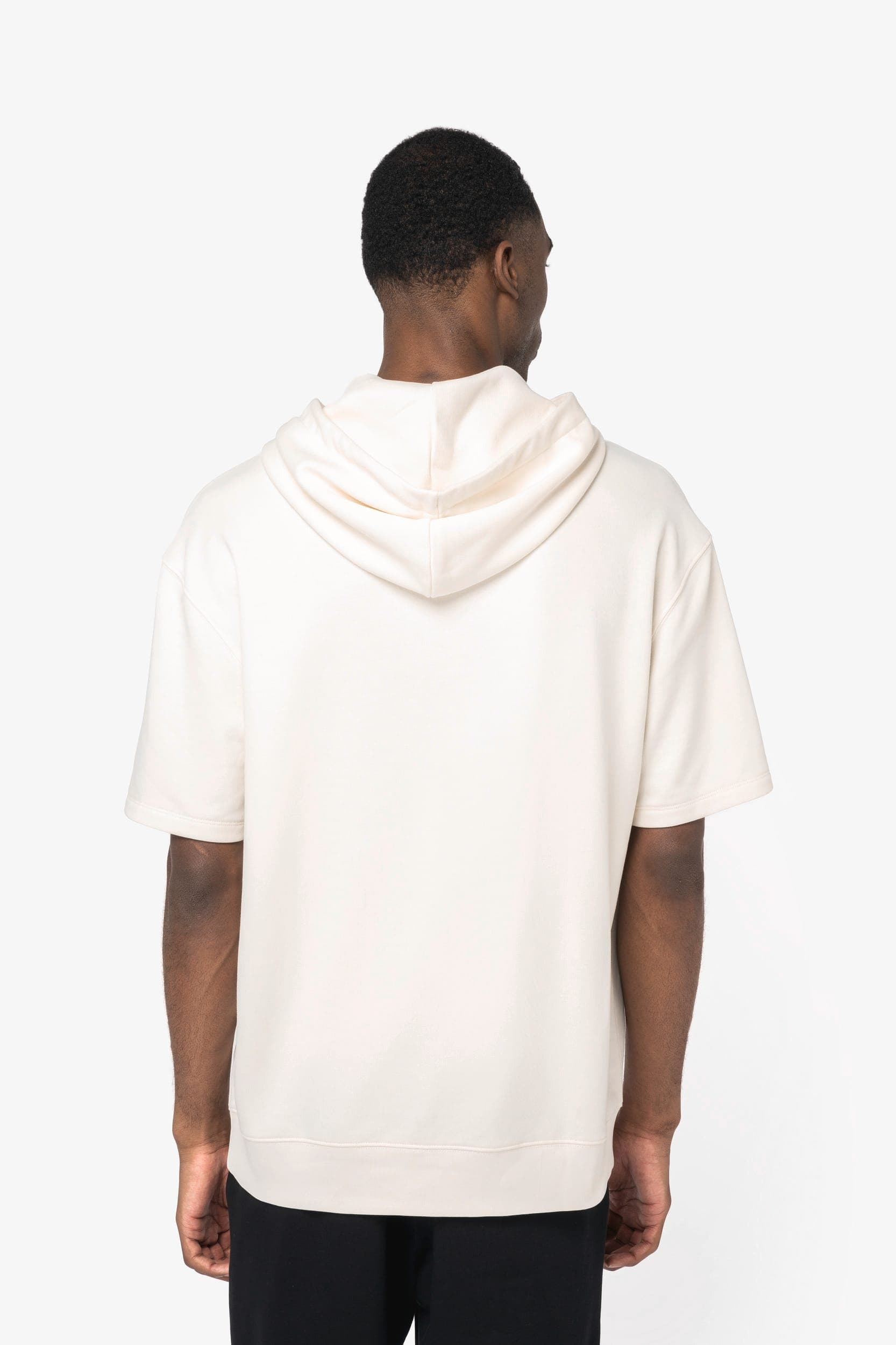 Sweat-shirt écoresponsable à capuche à épaules tombantes manches courtes French Terry unisexe en situation