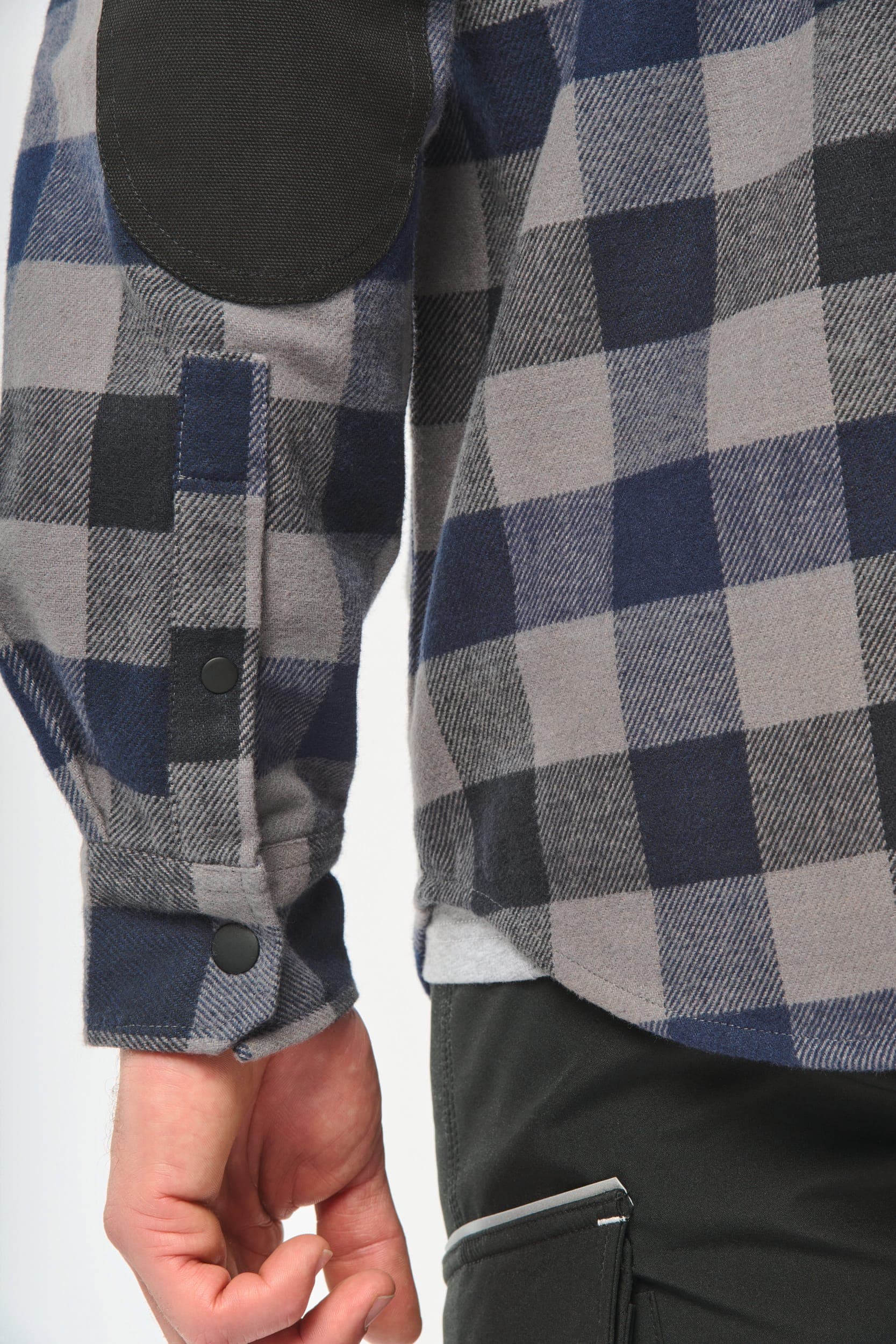 Chemise à carreaux avec poches homme en situation