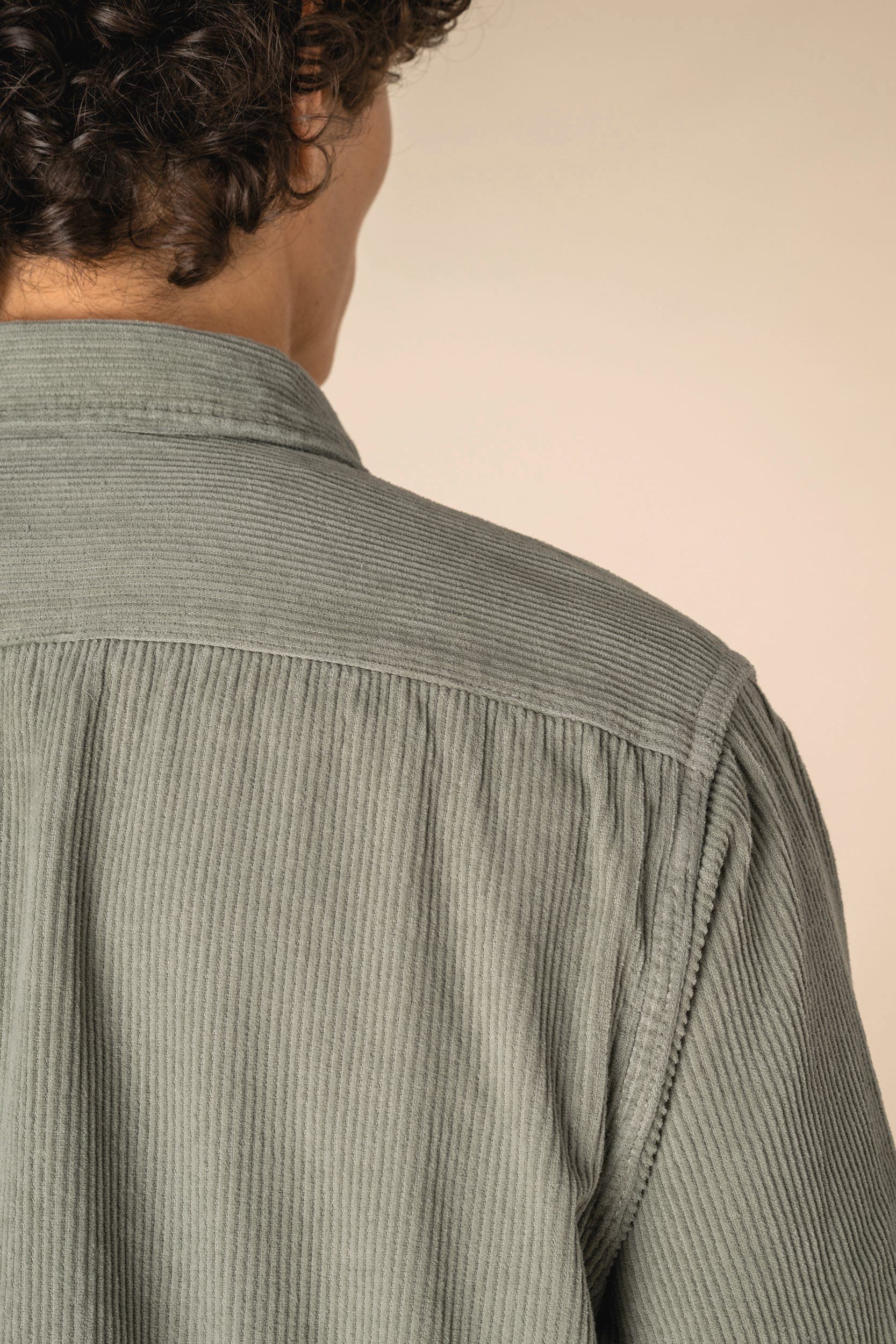 Surchemise écoresponsable délavée en velours côtelé homme en situation