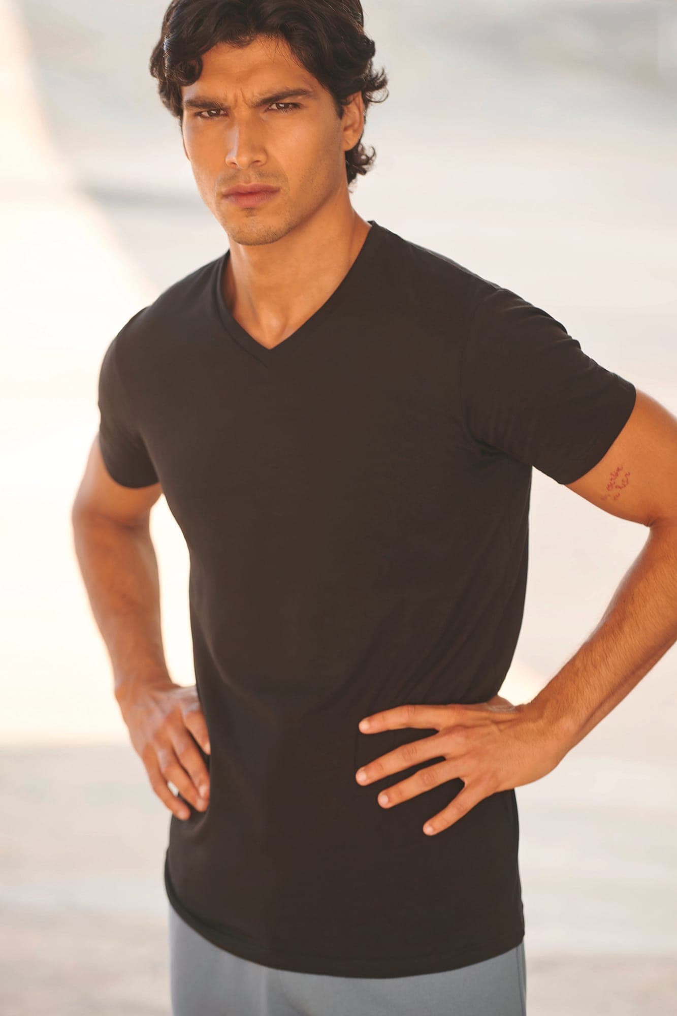 T-shirt homme col v Feel Good en situation