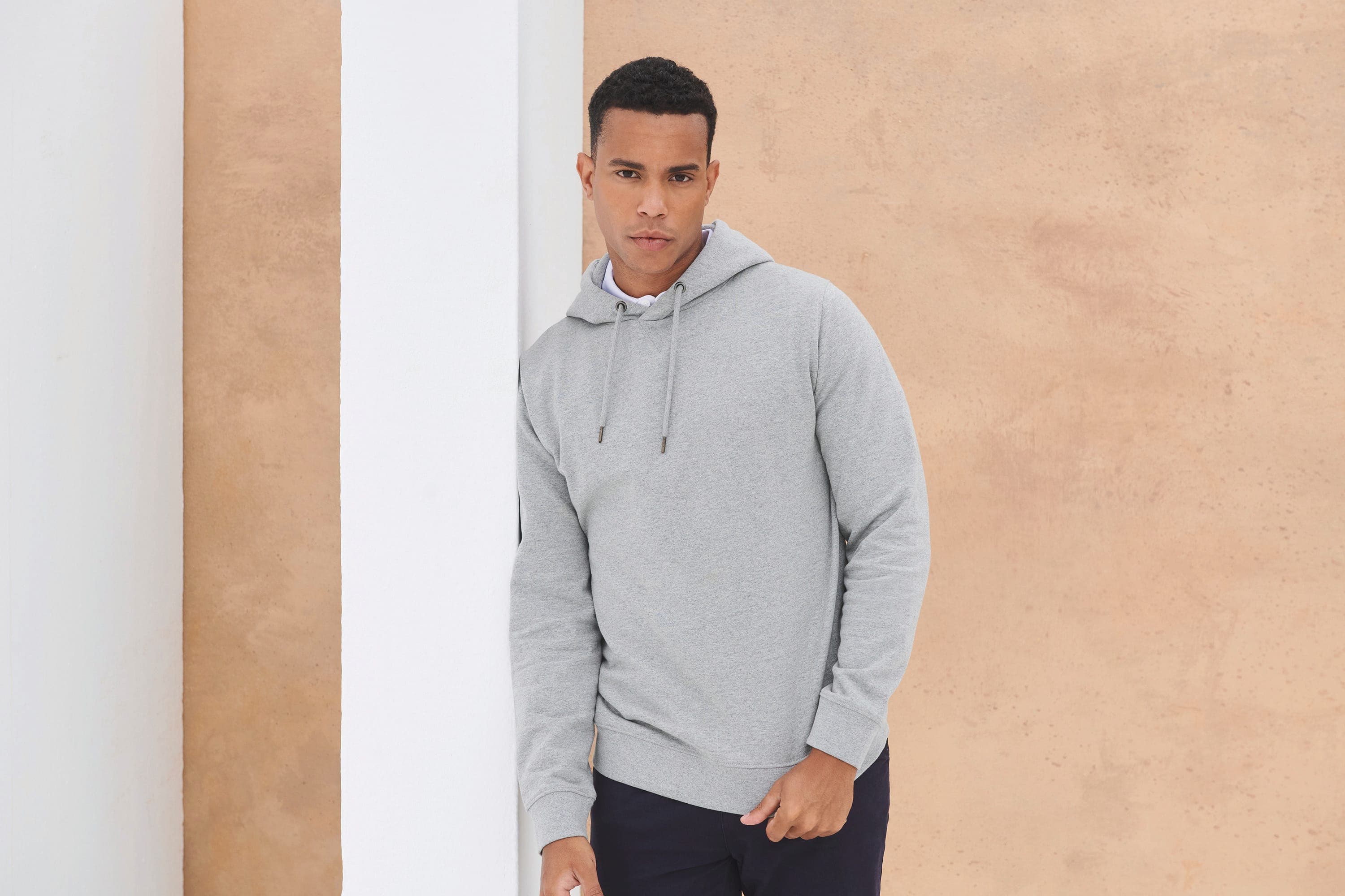 Sweat-shirt à capuche écoresponsable unisexe en situation