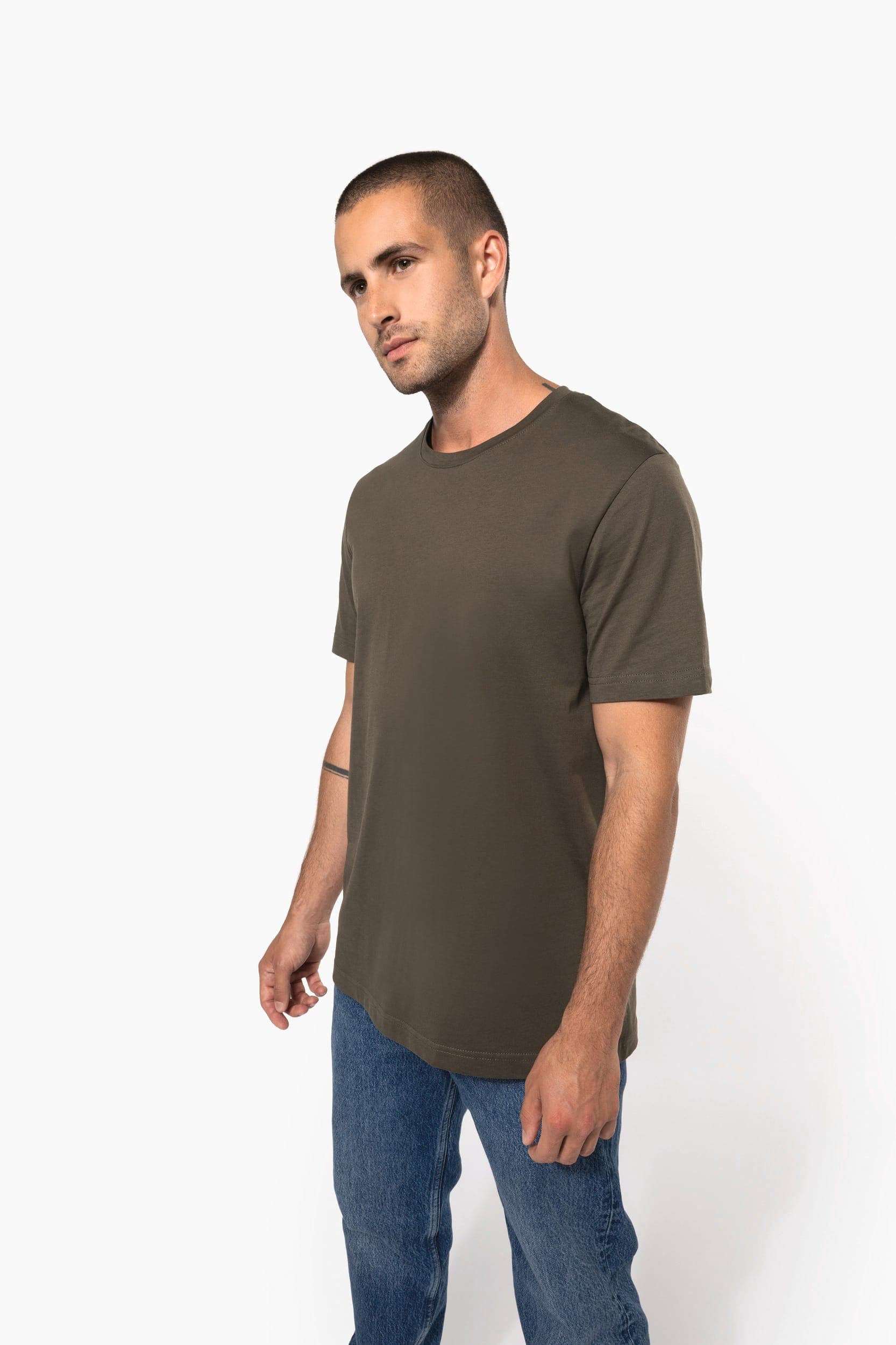 T-shirt col rond manches courtes homme en situation