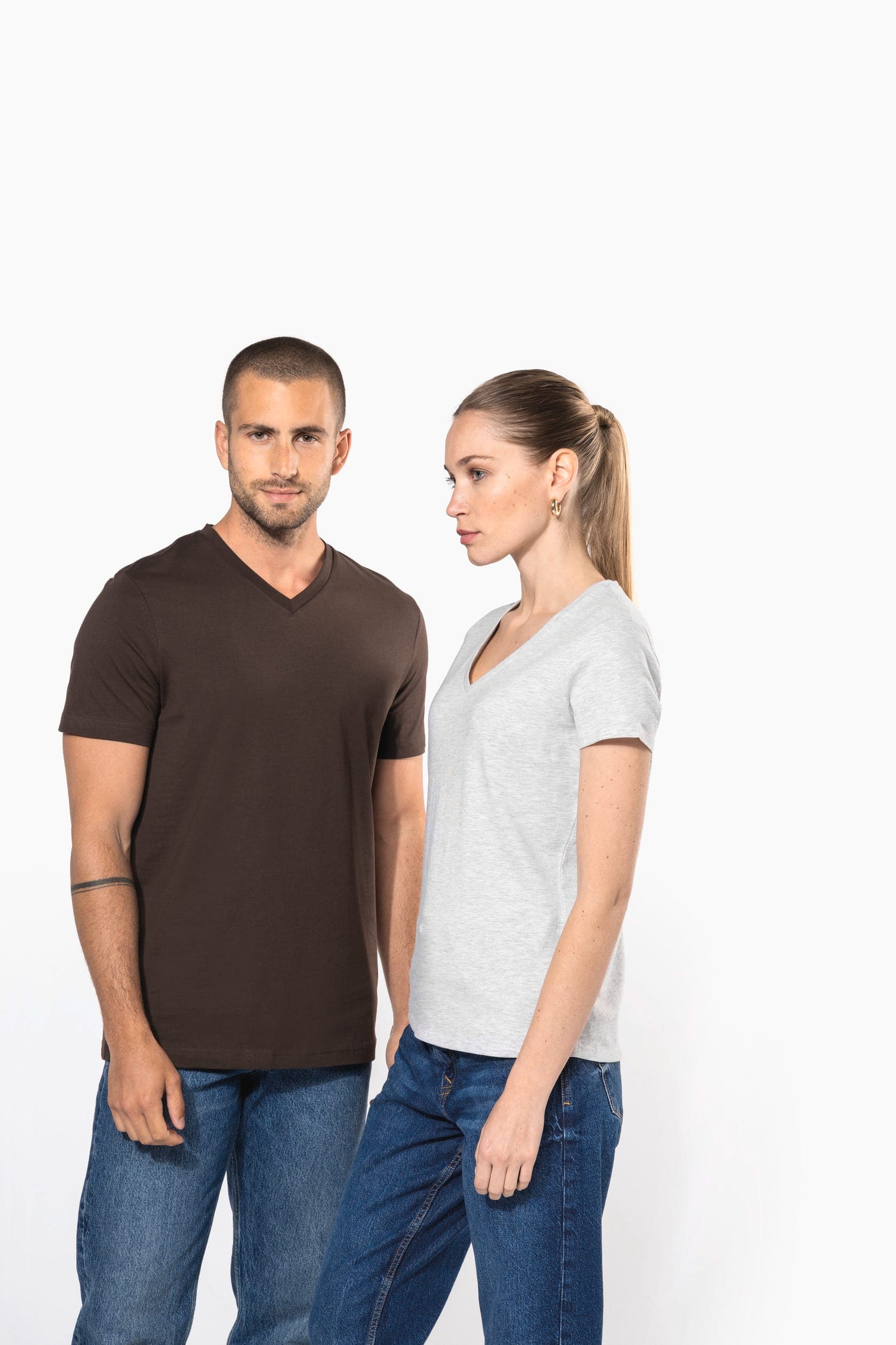 T-shirt col V manches courtes femme en situation