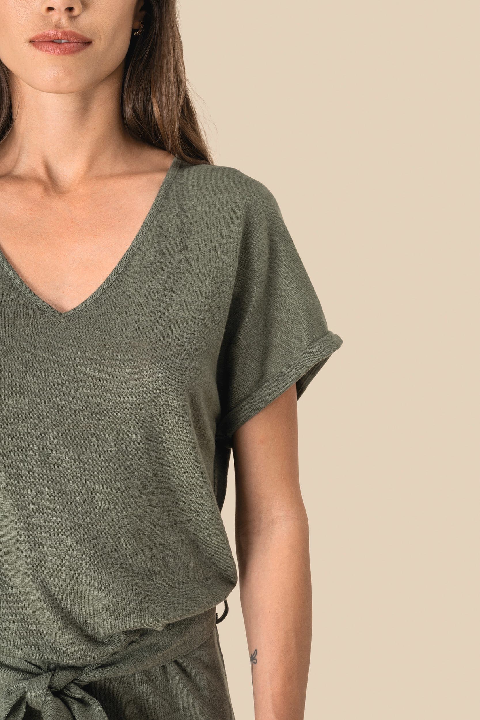Combinaison en maille manches courtes en lin femme en situation