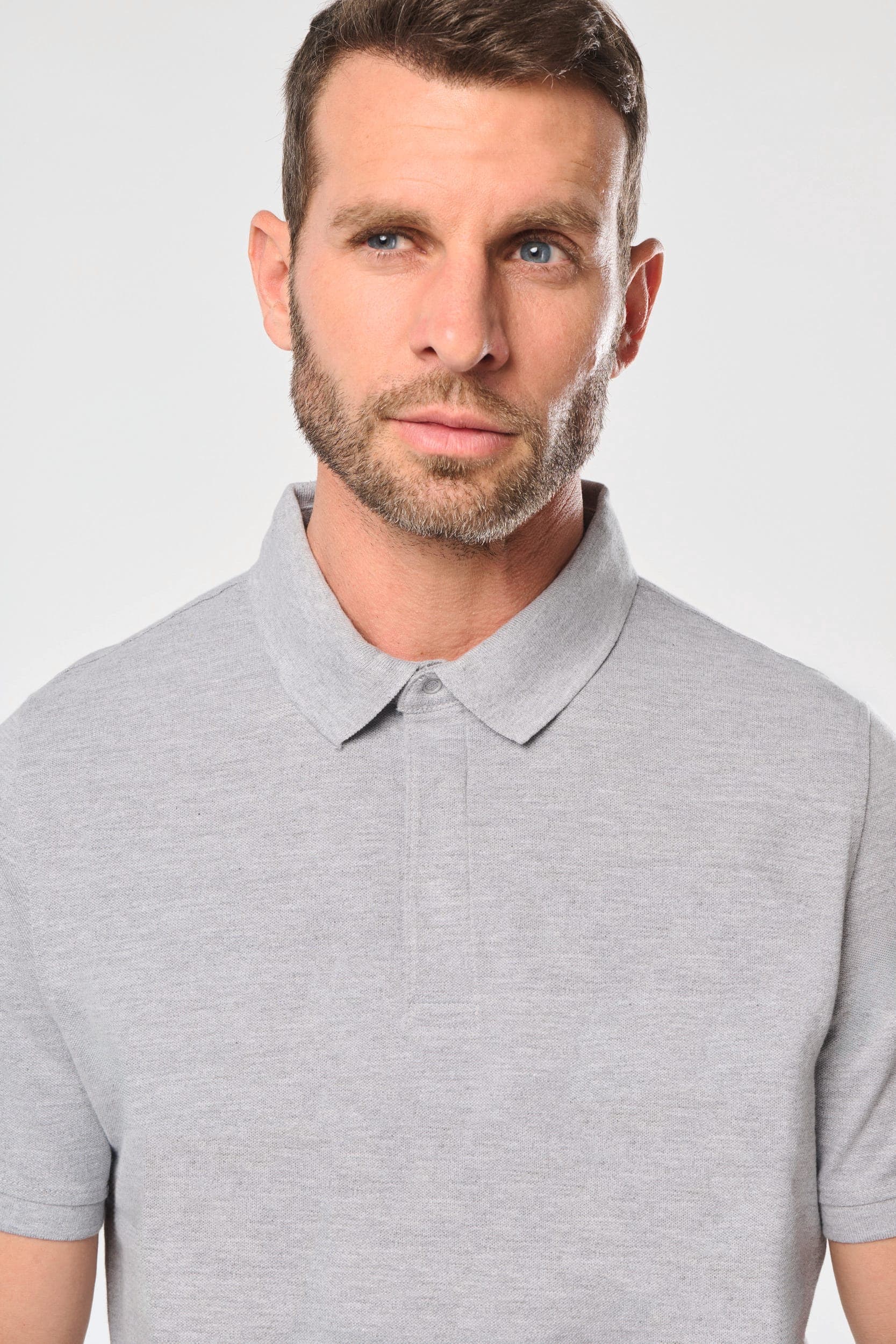 Polo col boutons pression manches courtes homme en situation