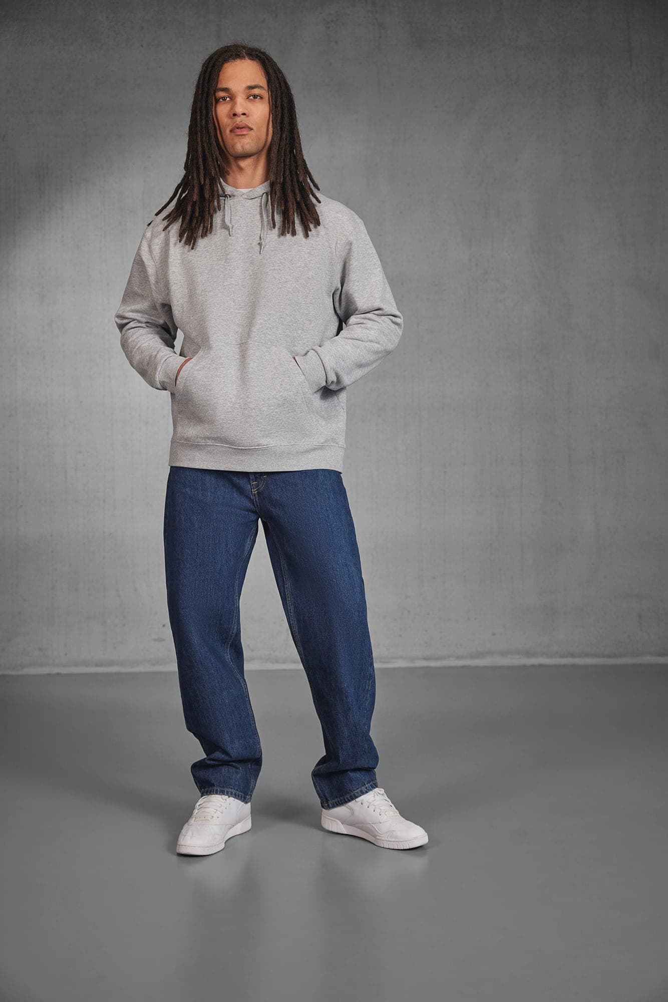 Sweat-shirt capuche en situation