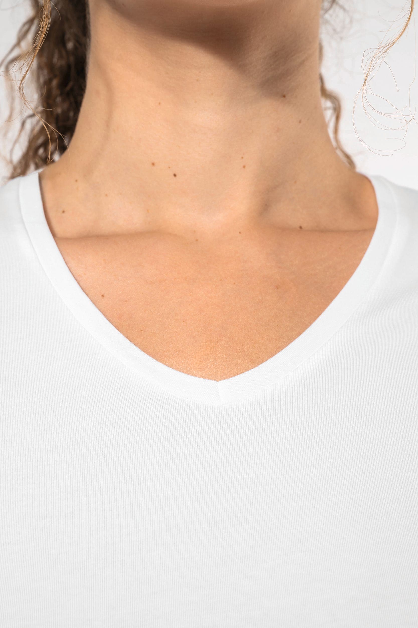 T-shirt col V manches courtes femme en situation
