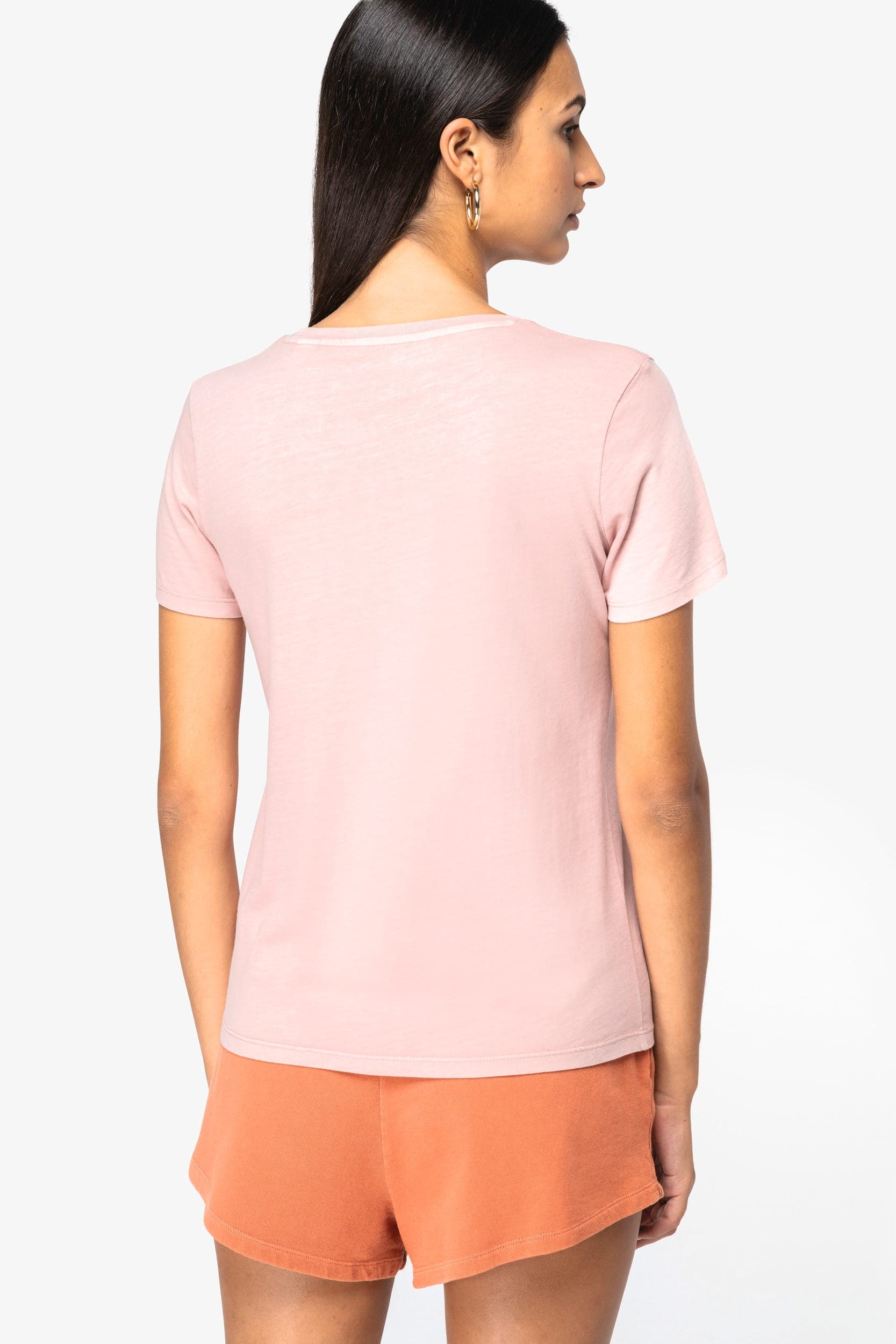T-shirt écoresponsable délavé femme en situation