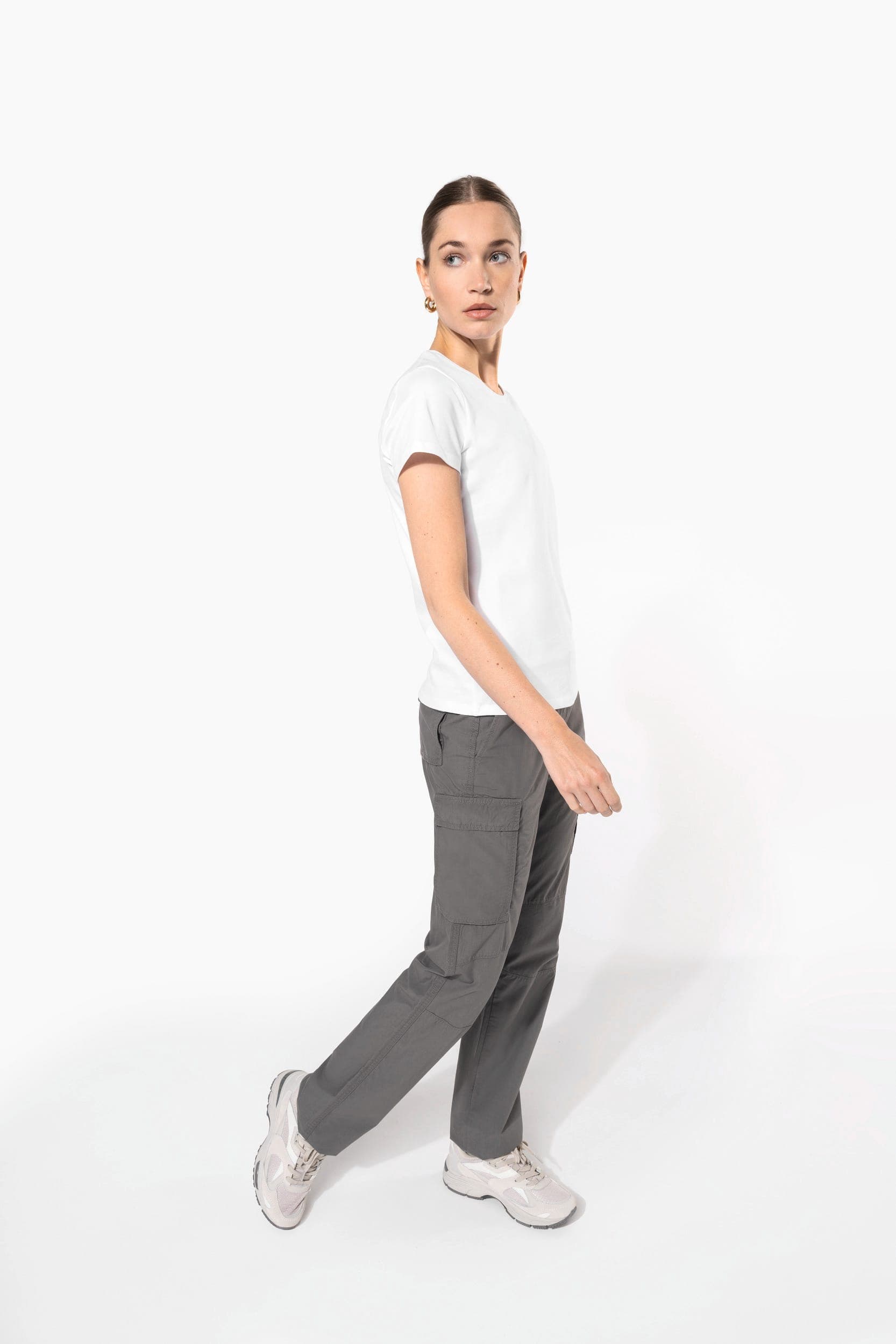 Pantalon léger multipoches femme en situation