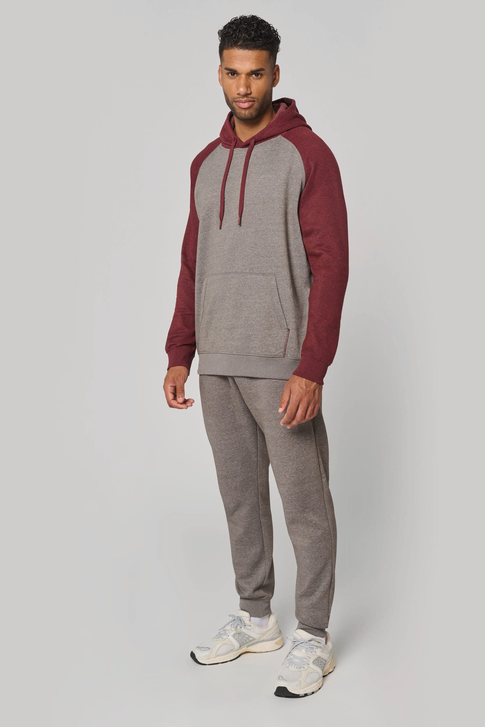 Sweat-shirt à capuche bicolore unisexe en situation