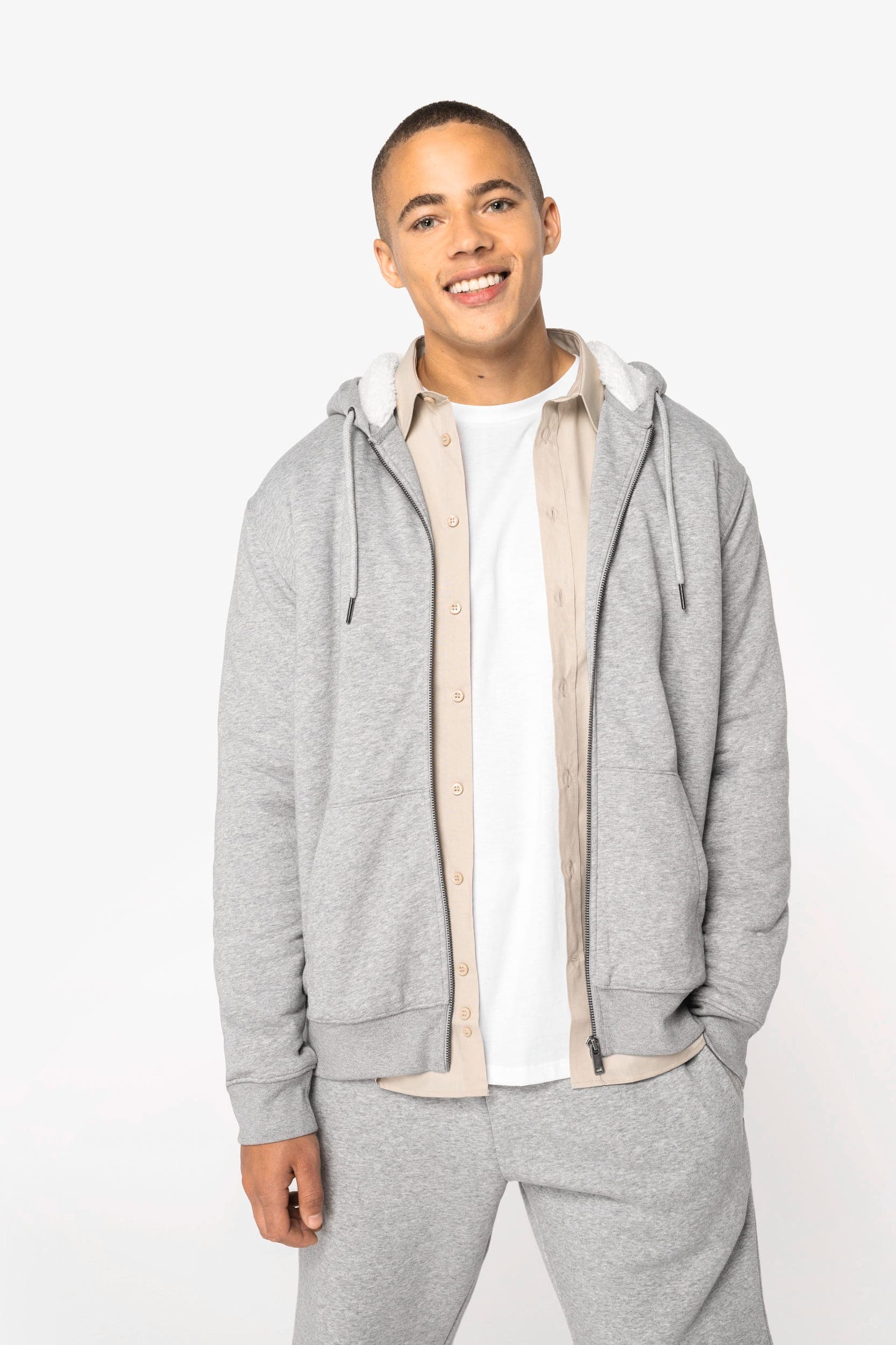 Sweat-shirt écoresponsable zippé doublé en sherpa unisexe en situation