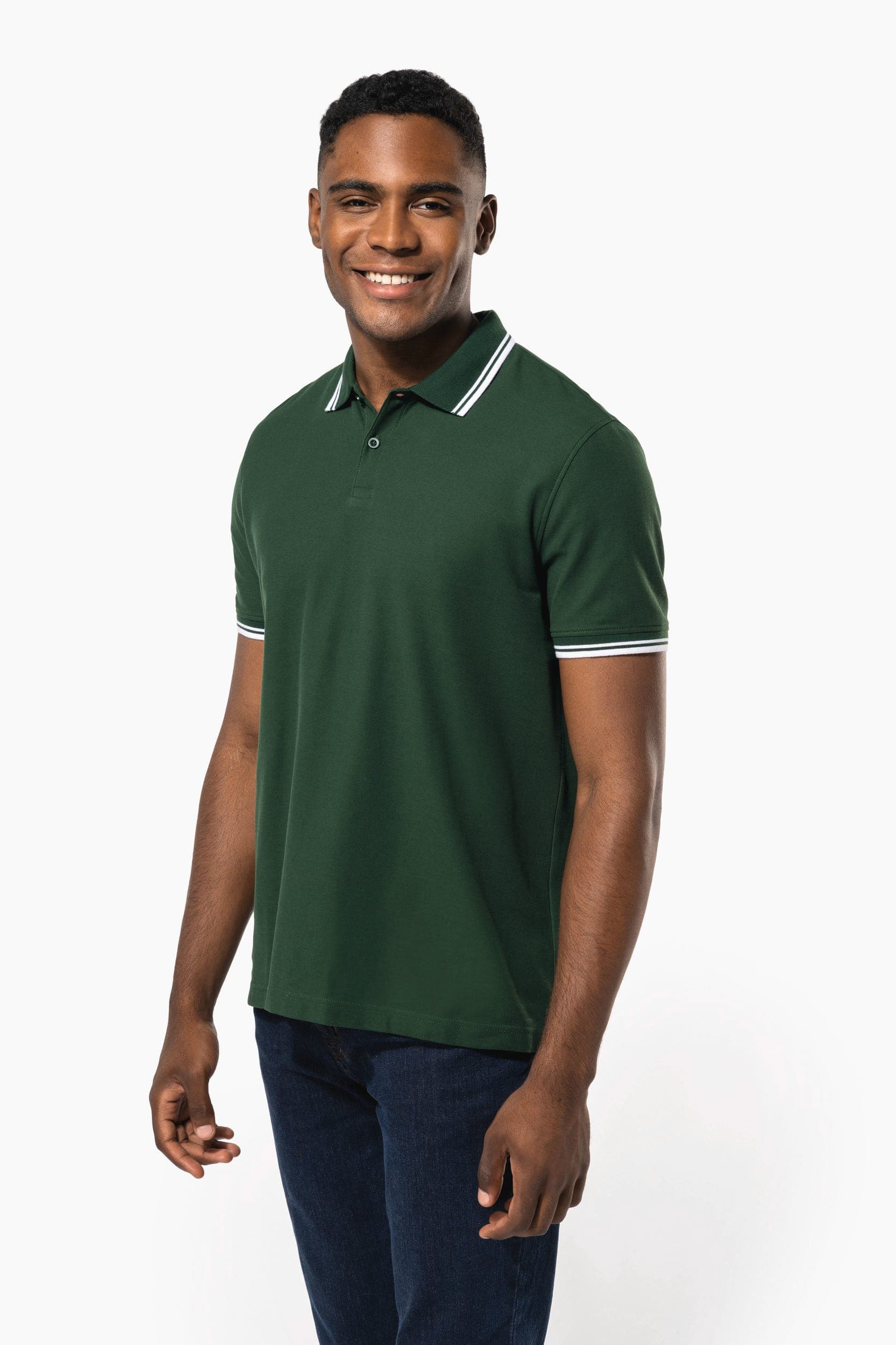 Polo homme manches courtes à liserés contrastés en situation