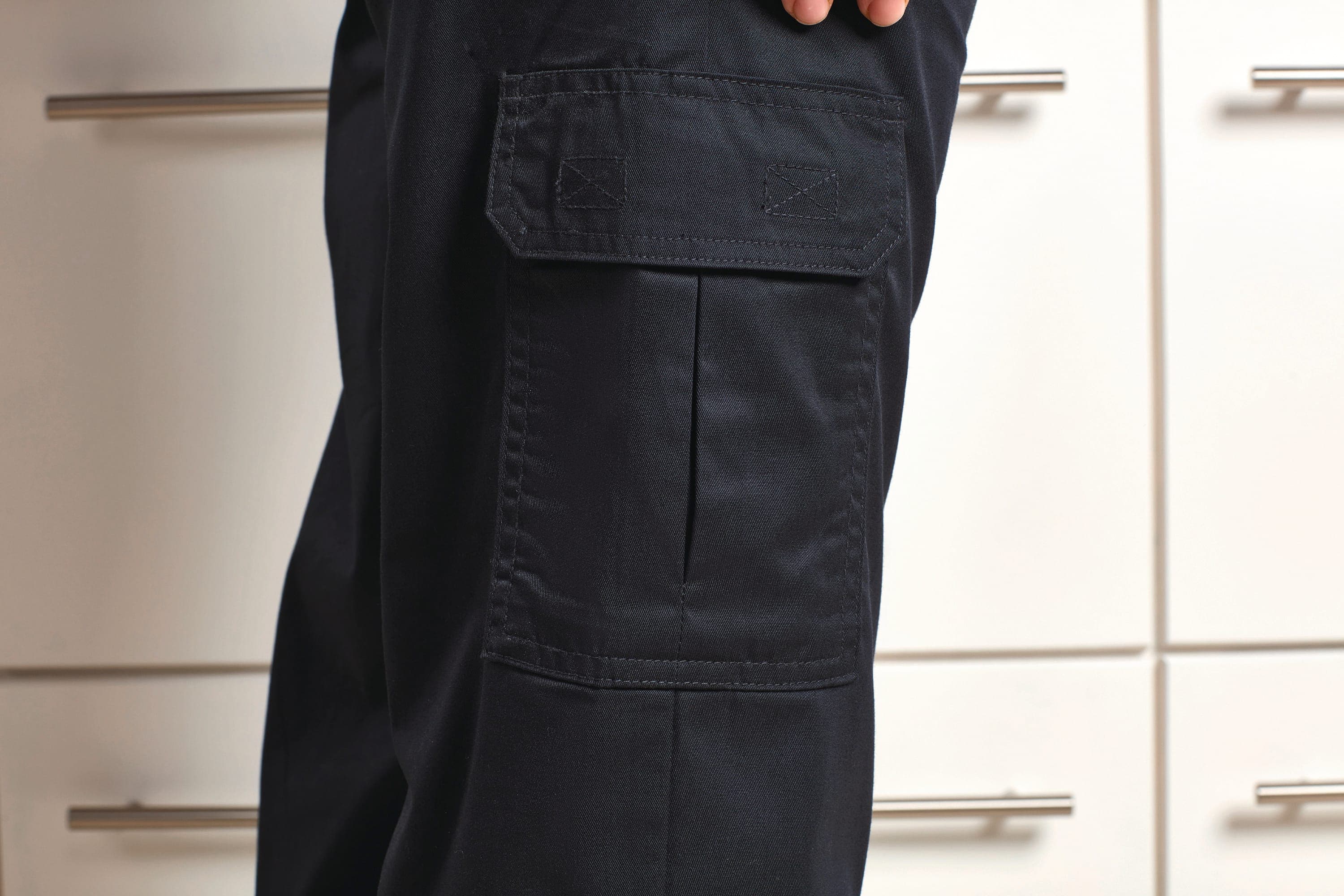Pantalon de chef "Essential" en situation