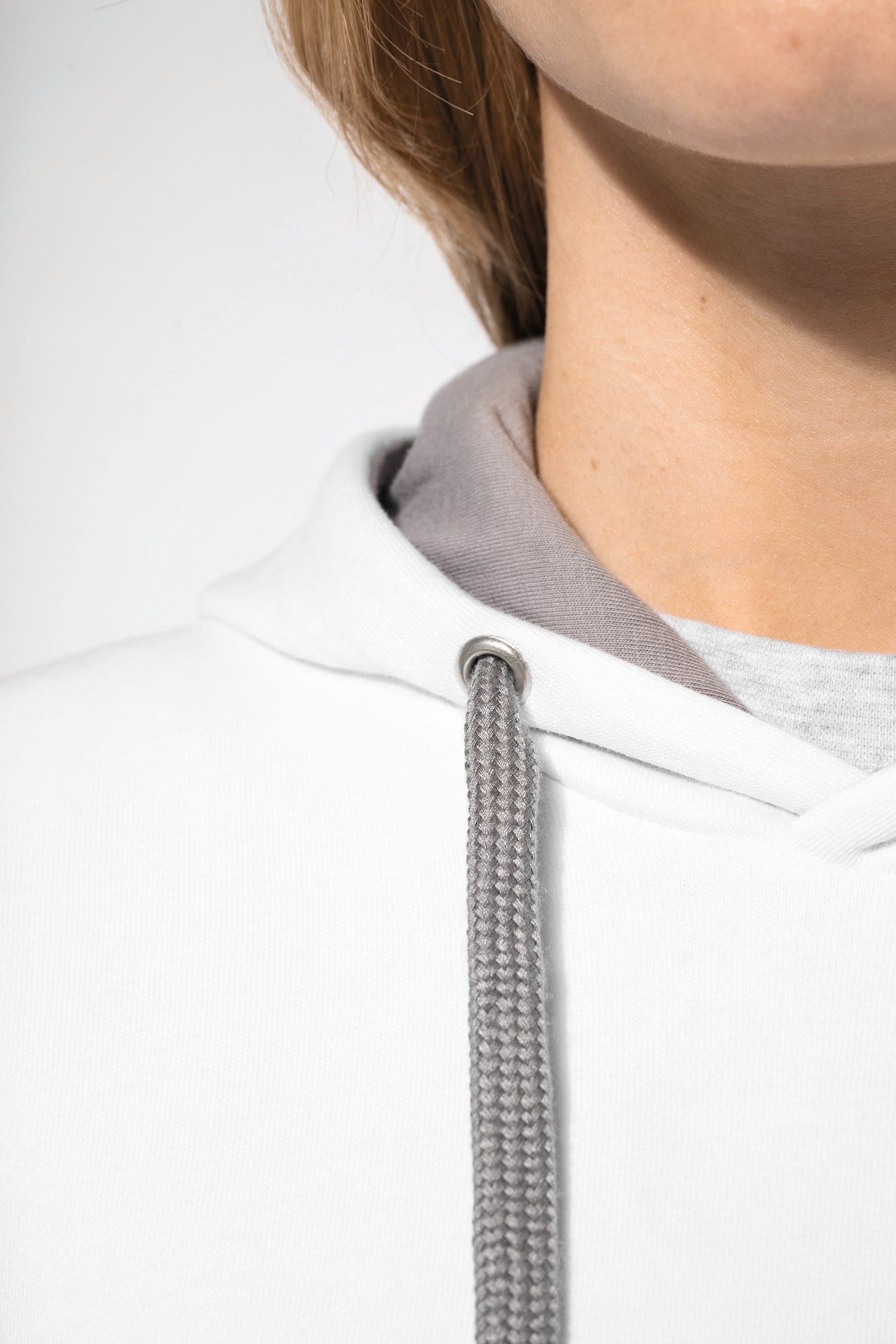 Sweat-shirt capuche contrastée femme en situation