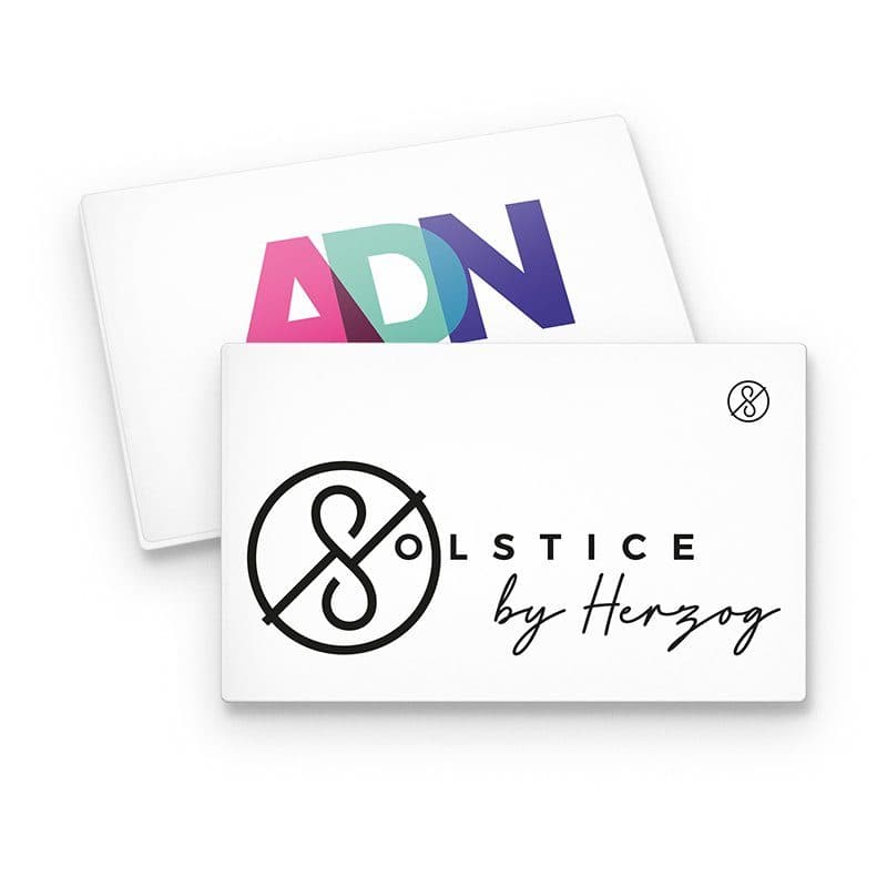 BADGE PLASTIQUE (PS) RECTANGLE 70x43 mm AVEC PINCE EPINGLE en situation