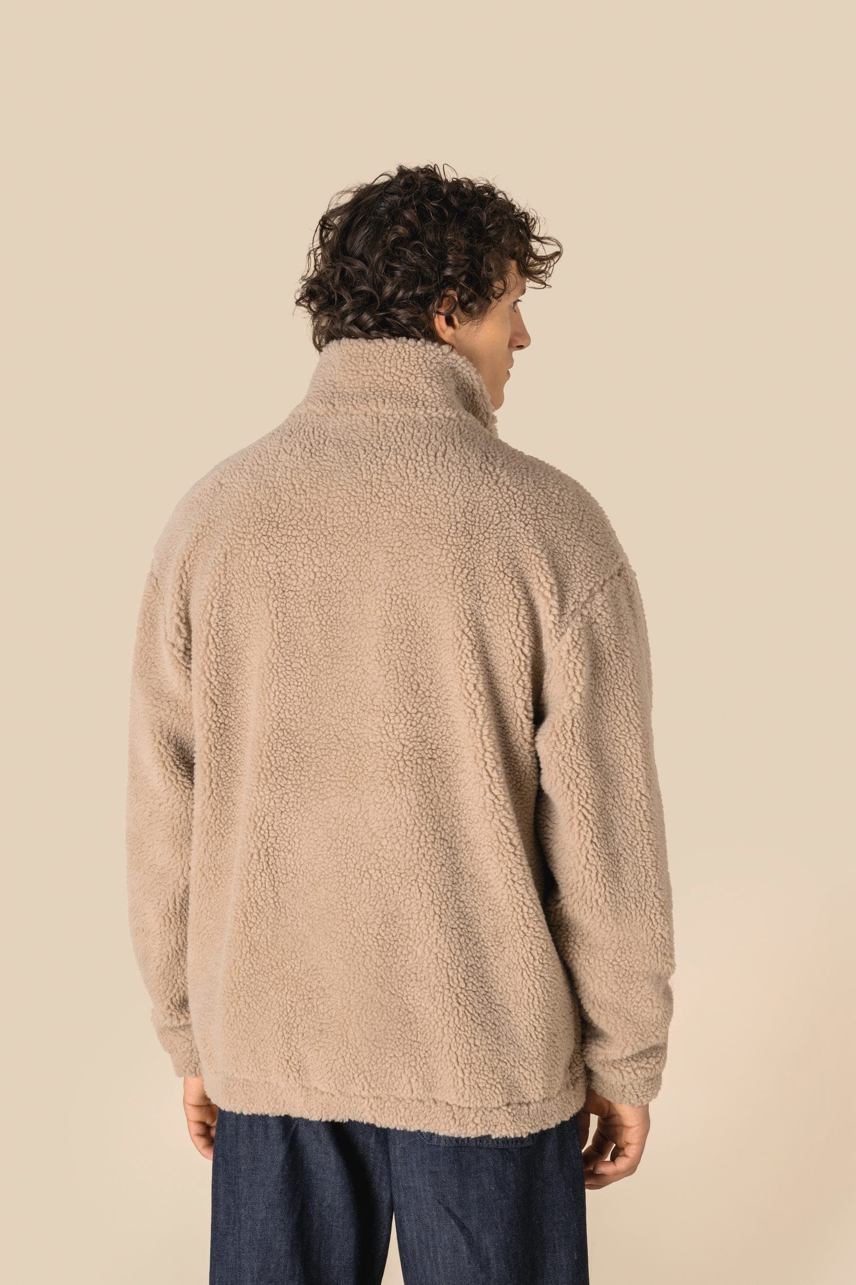 Sweat-shirt 1/4 zip à épaules tombantes en sherpa unisexe en situation