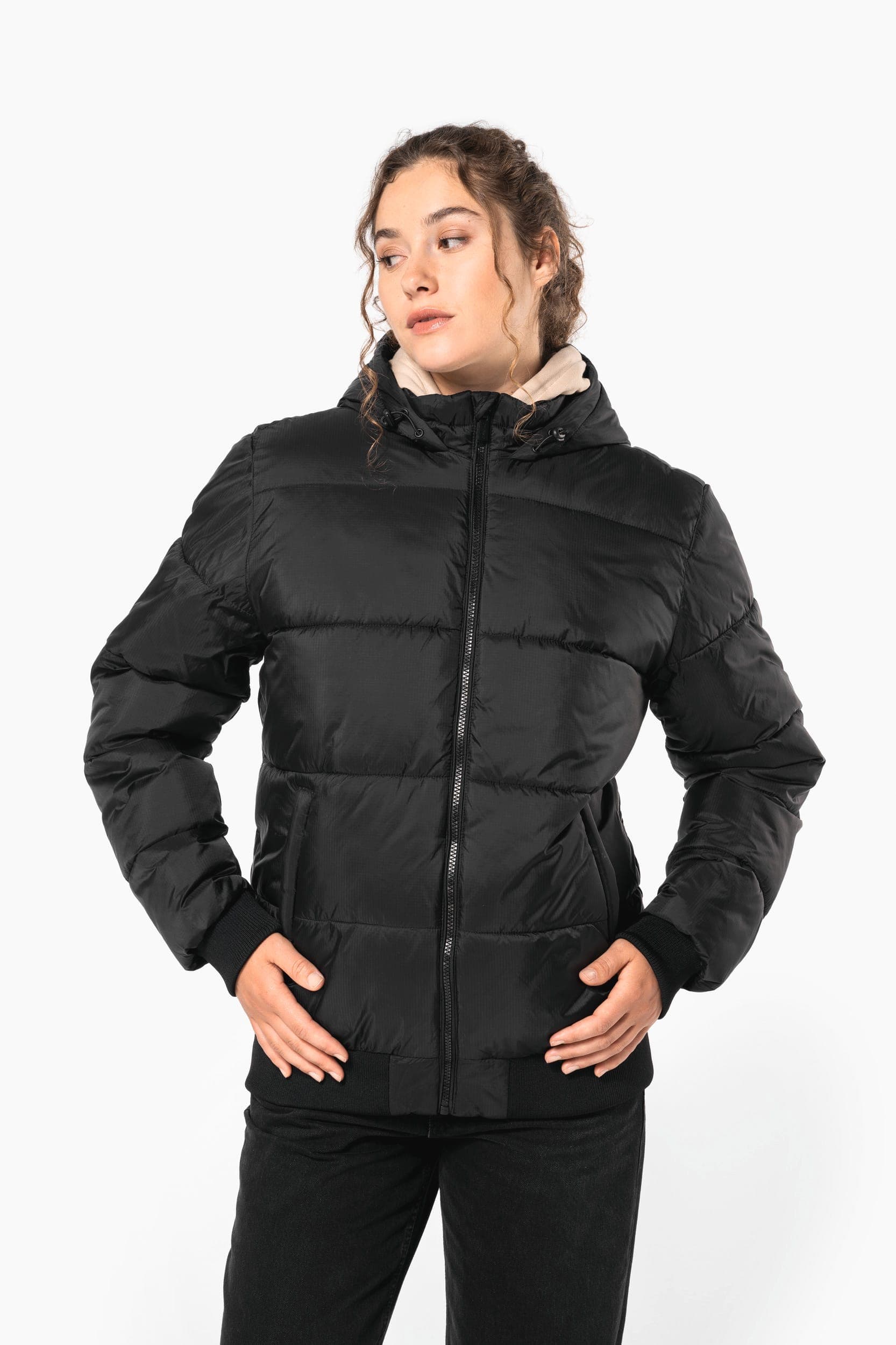 Veste unisexe ripstop recyclée à capuche en situation