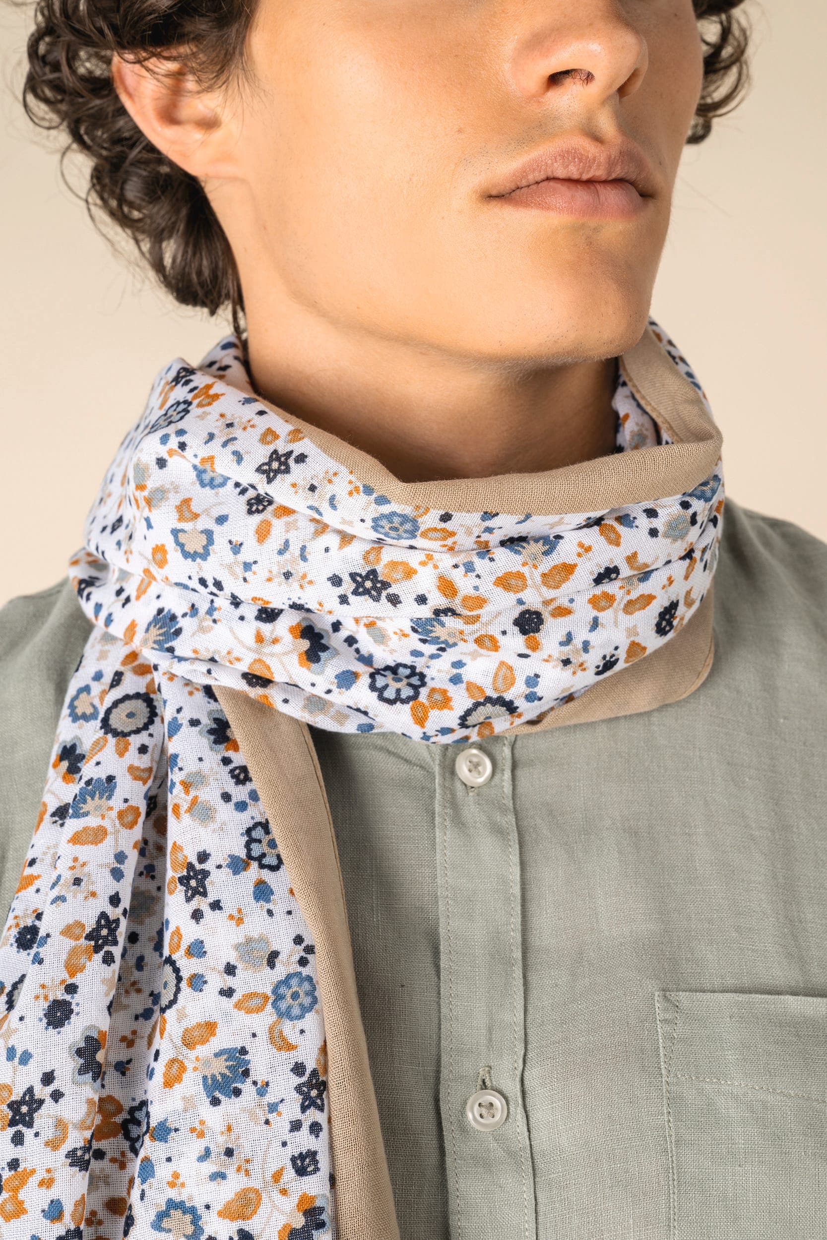 Chèche à motifs floraux unisexe en situation