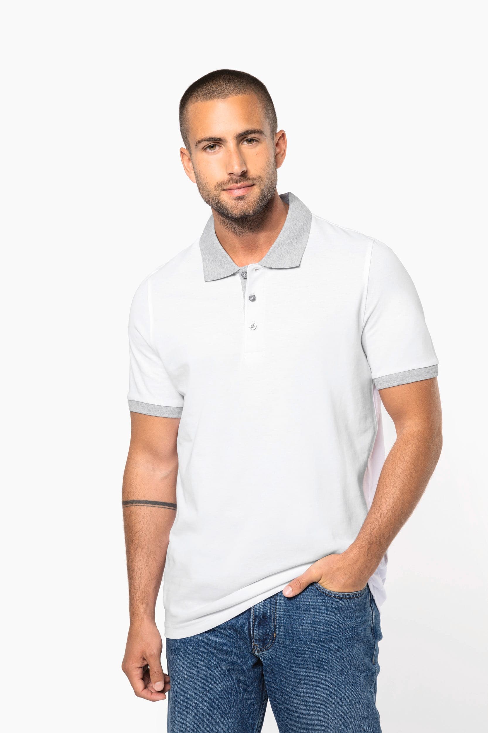 Polo piqué bicolore homme en situation
