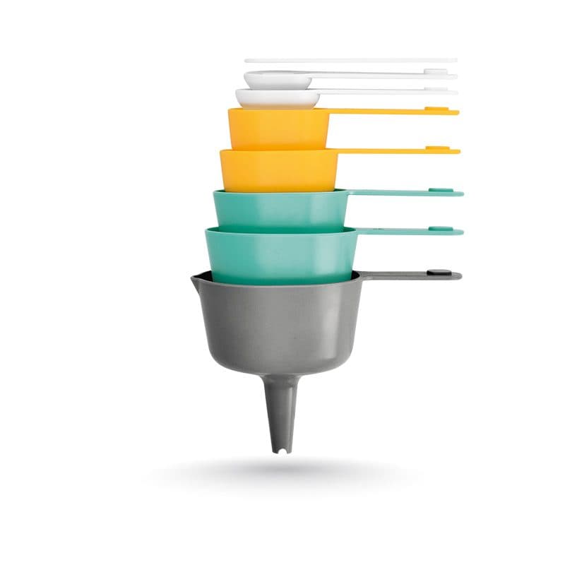 CUILLERES ET PICHET DOSEURS + ENTONNOIR + SPATULE en situation