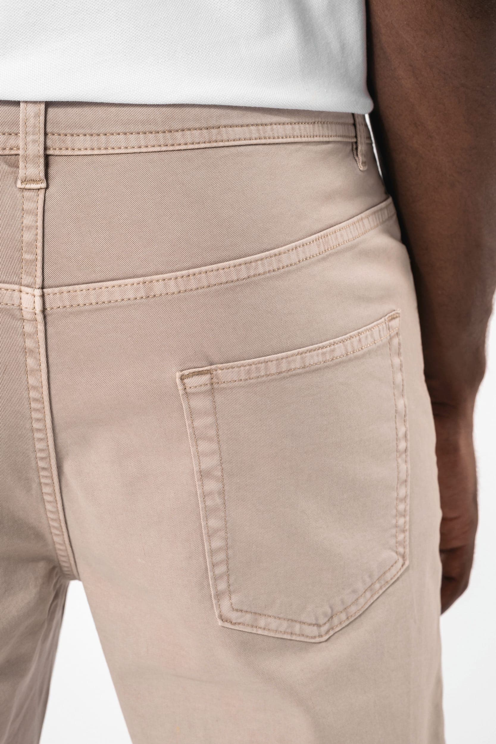 Pantalon 5 poches homme en situation
